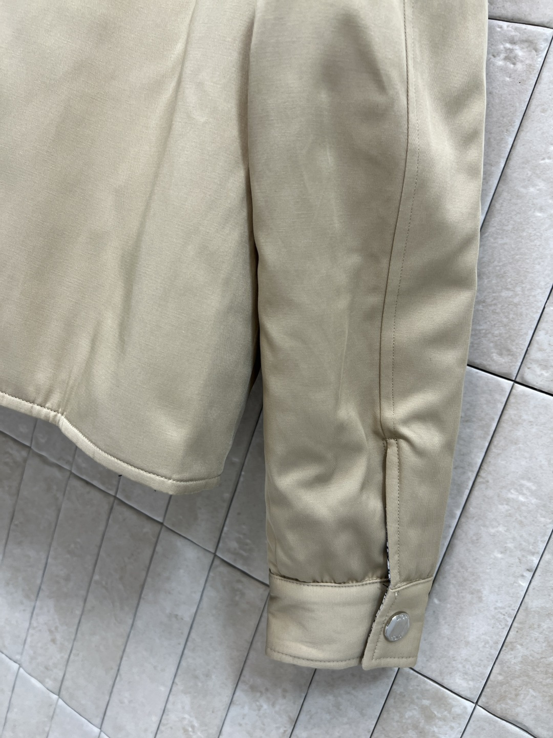 D家 25秋冬新款 双面穿翻领提花棉服夹克外套 一衣两穿 一面是经典卡其色工装设计 另一面是经典动物丛林