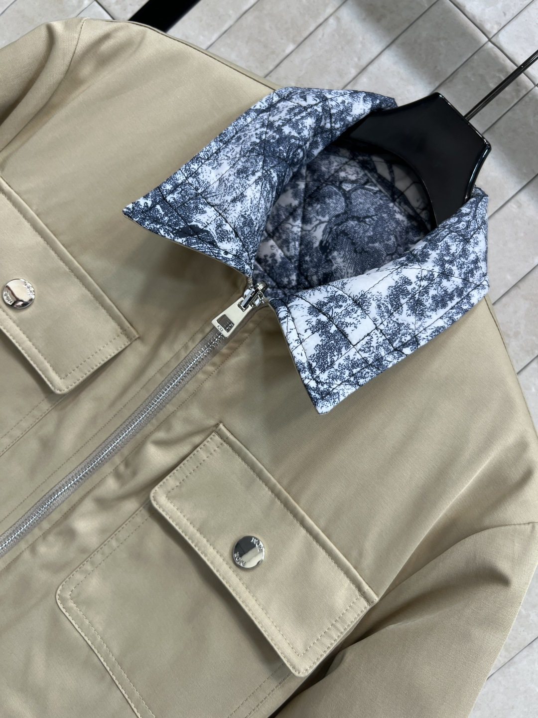 D家 25秋冬新款 双面穿翻领提花棉服夹克外套 一衣两穿 一面是经典卡其色工装设计 另一面是经典动物丛林