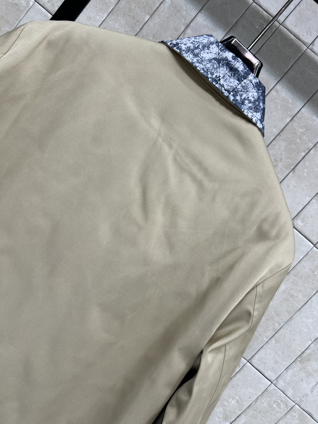 D家 25秋冬新款 双面穿翻领提花棉服夹克外套 一衣两穿 一面是经典卡其色工装设计 另一面是经典动物丛林