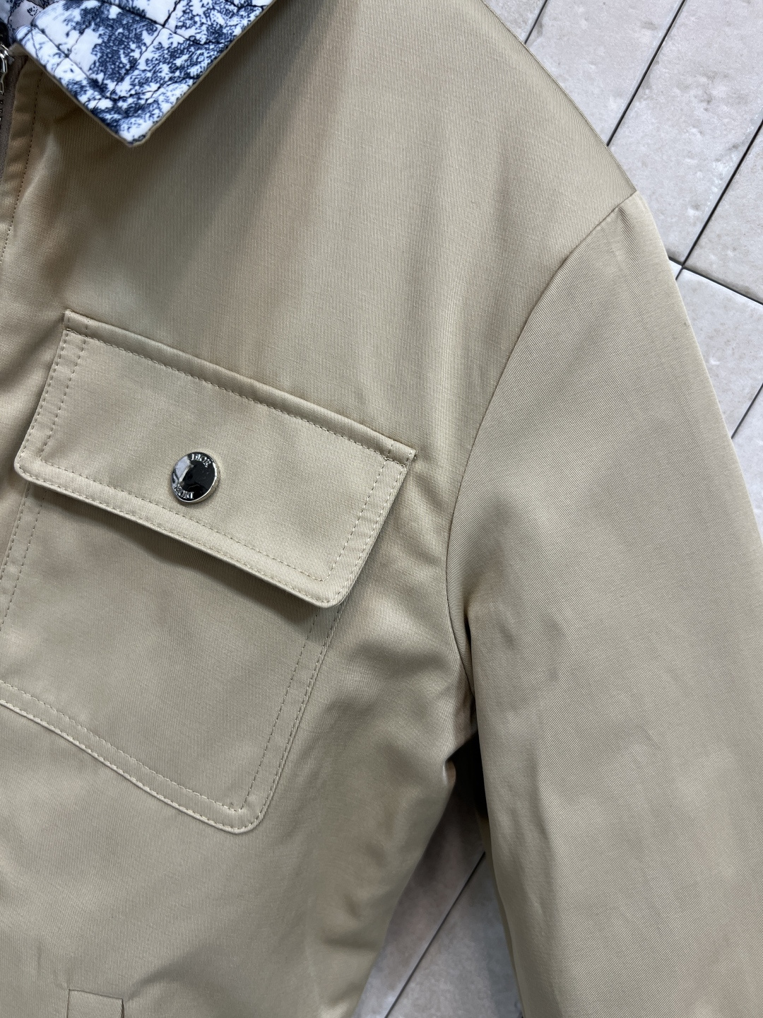 D家 25秋冬新款 双面穿翻领提花棉服夹克外套 一衣两穿 一面是经典卡其色工装设计 另一面是经典动物丛林