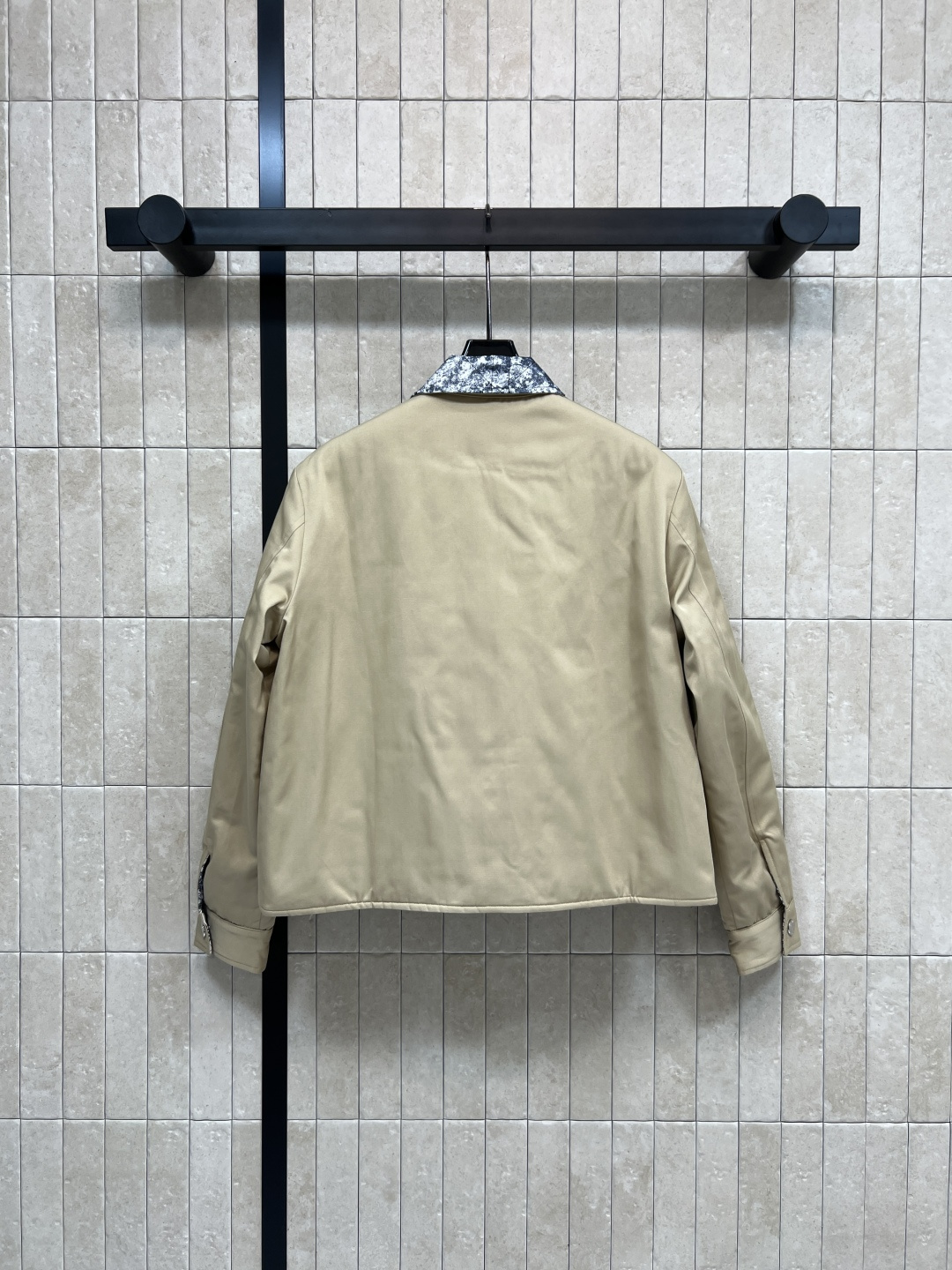 D家 25秋冬新款 双面穿翻领提花棉服夹克外套 一衣两穿 一面是经典卡其色工装设计 另一面是经典动物丛林