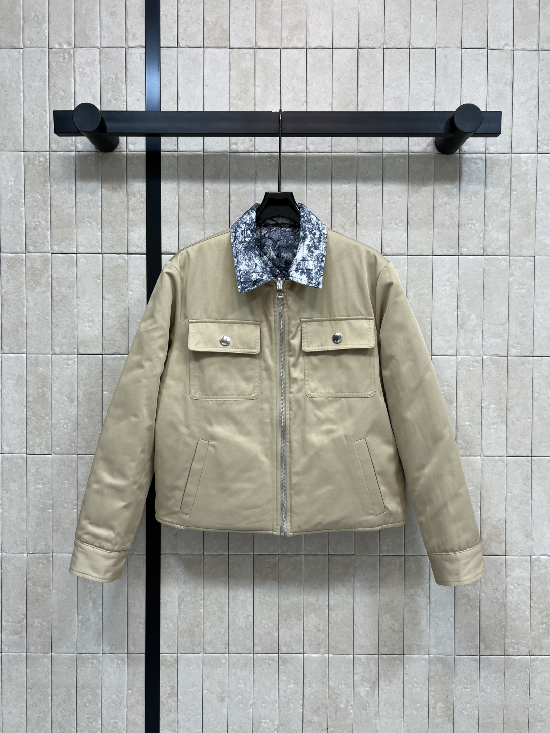 D家 25秋冬新款 双面穿翻领提花棉服夹克外套 一衣两穿 一面是经典卡其色工装设计 另一面是经典动物丛林