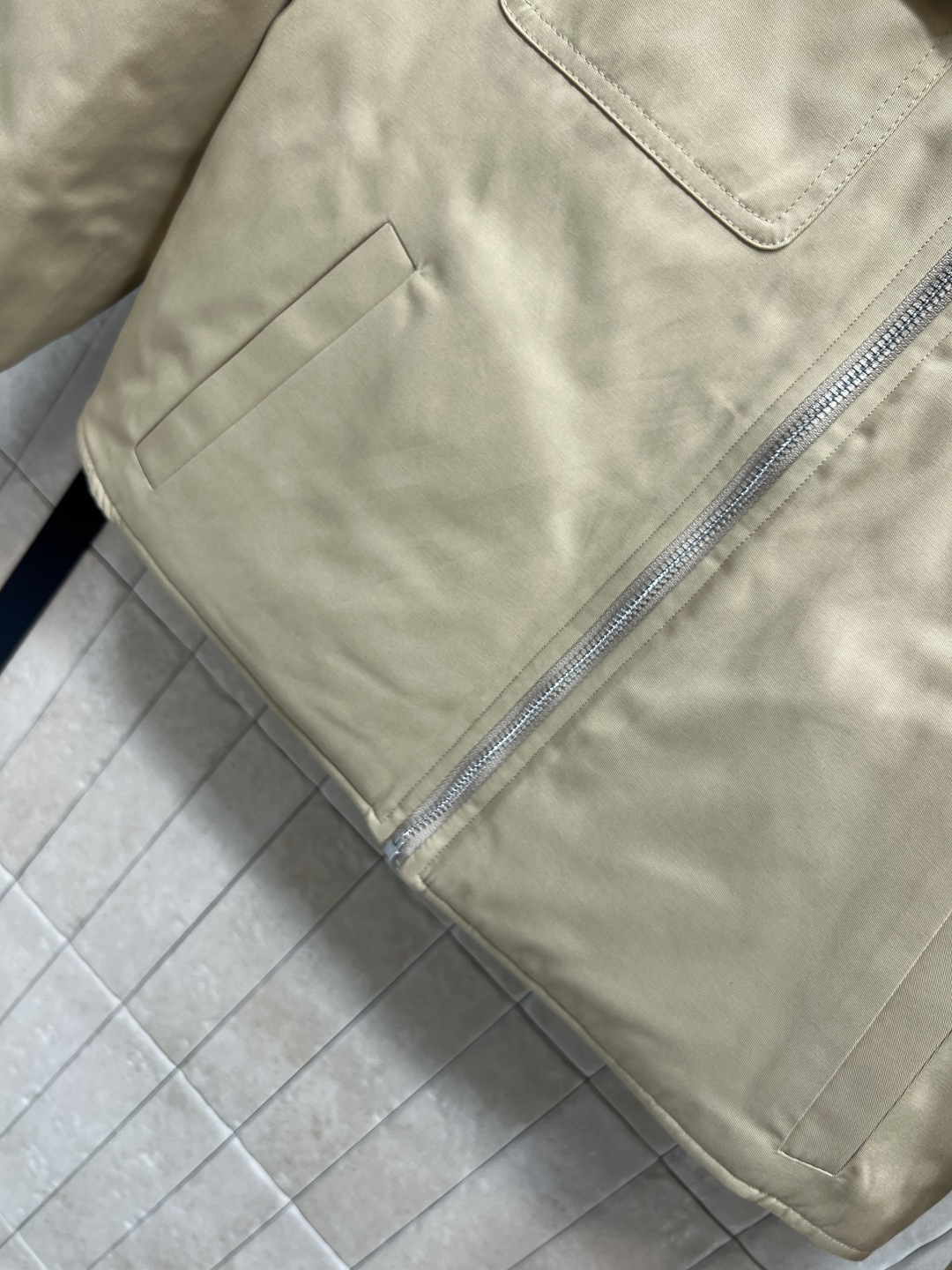 D家 25秋冬新款 双面穿翻领提花棉服夹克外套 一衣两穿 一面是经典卡其色工装设计 另一面是经典动物丛林