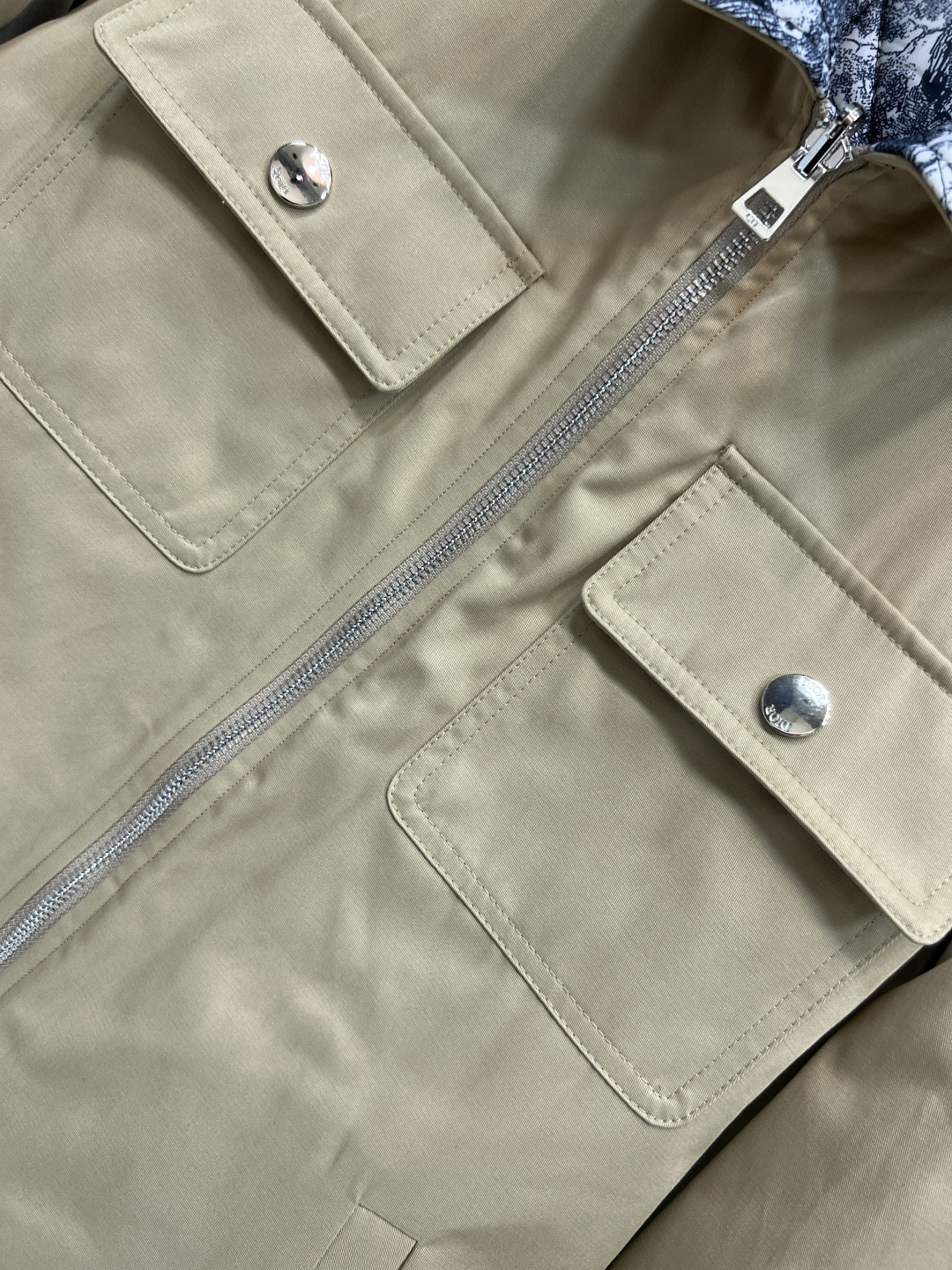 D家 25秋冬新款 双面穿翻领提花棉服夹克外套 一衣两穿 一面是经典卡其色工装设计 另一面是经典动物丛林