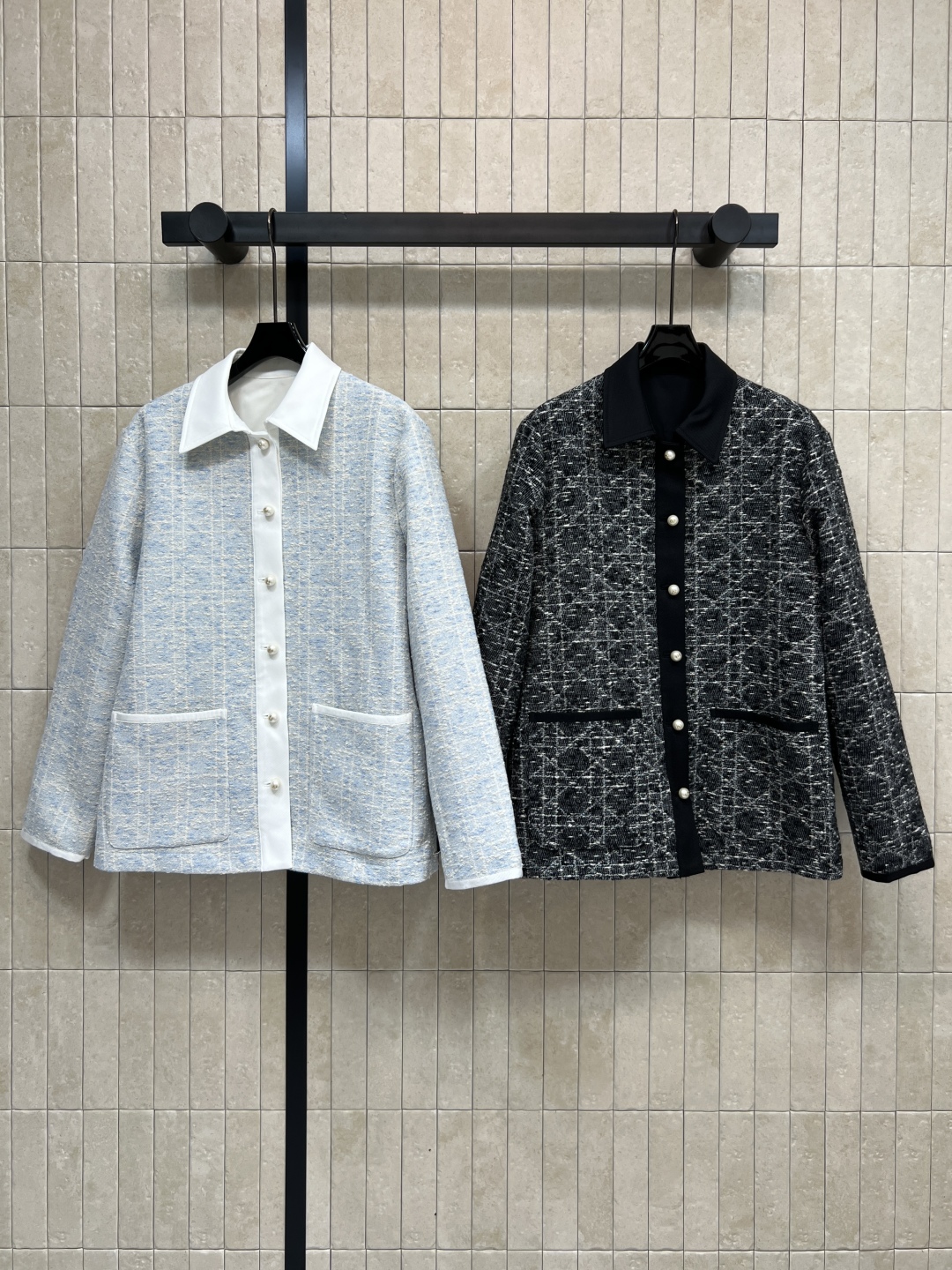 D家 25秋冬新款 翻领粗花呢外套 配色太高级贵气了 经典的翻领外套 立体修身剪裁 搭配CD珍珠纽扣装饰