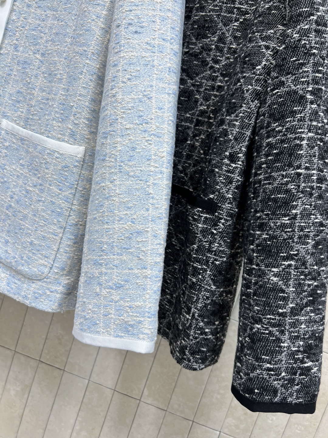 D家 25秋冬新款 翻领粗花呢外套 配色太高级贵气了 经典的翻领外套 立体修身剪裁 搭配CD珍珠纽扣装饰