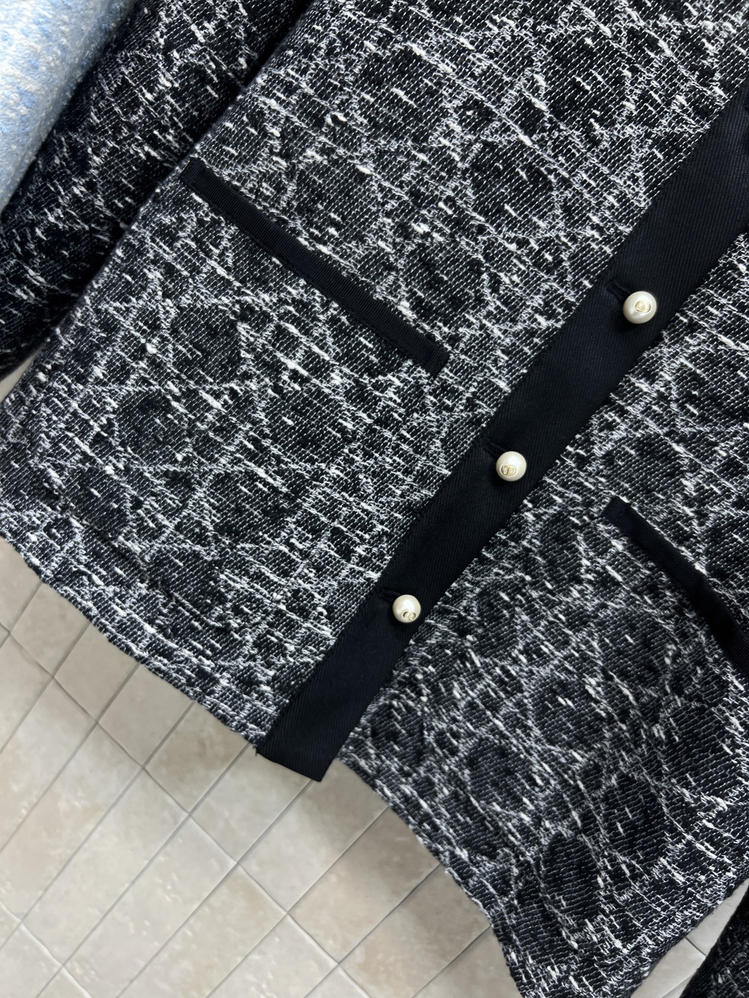 D家 25秋冬新款 翻领粗花呢外套 配色太高级贵气了 经典的翻领外套 立体修身剪裁 搭配CD珍珠纽扣装饰