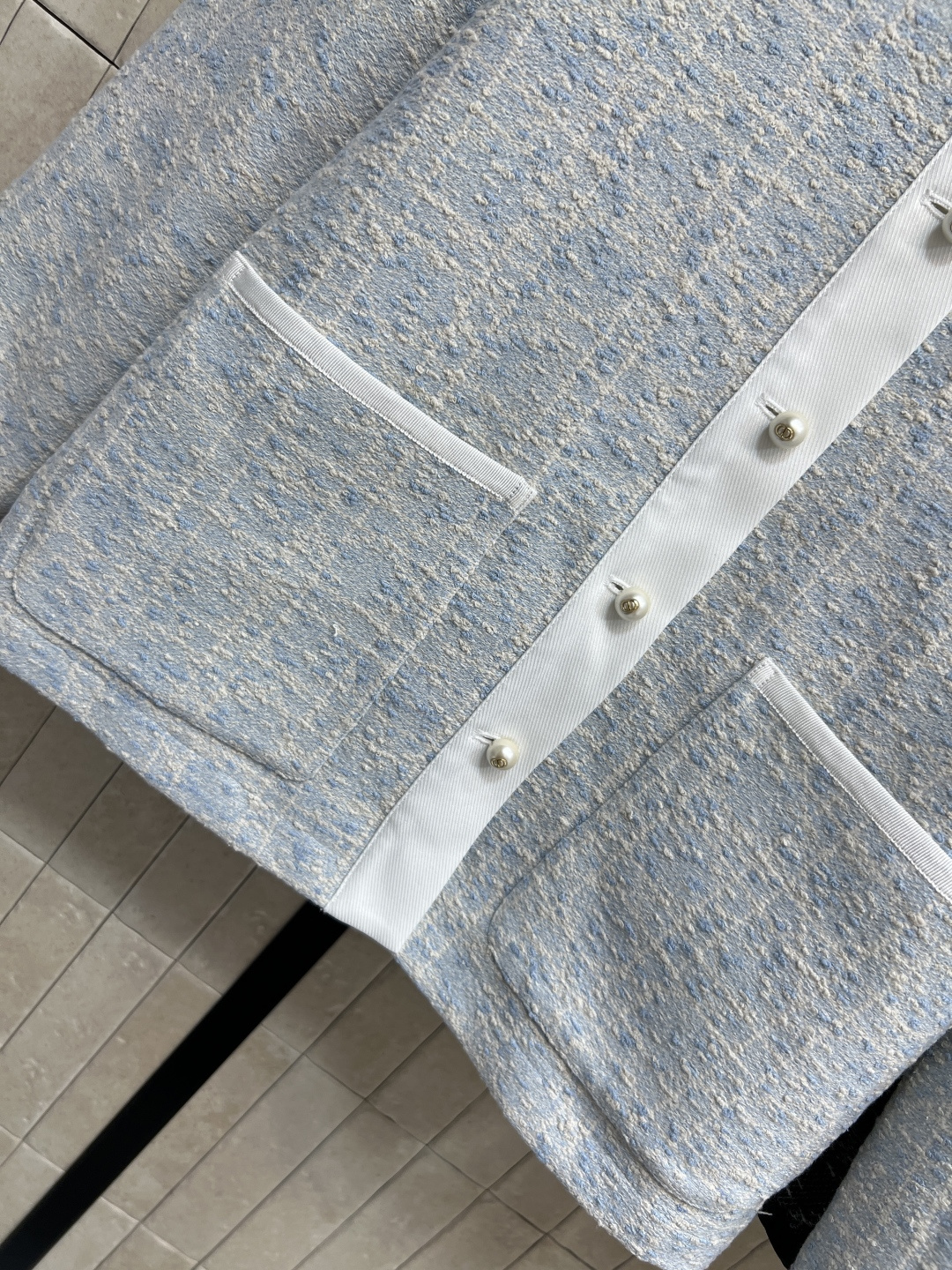 D家 25秋冬新款 翻领粗花呢外套 配色太高级贵气了 经典的翻领外套 立体修身剪裁 搭配CD珍珠纽扣装饰