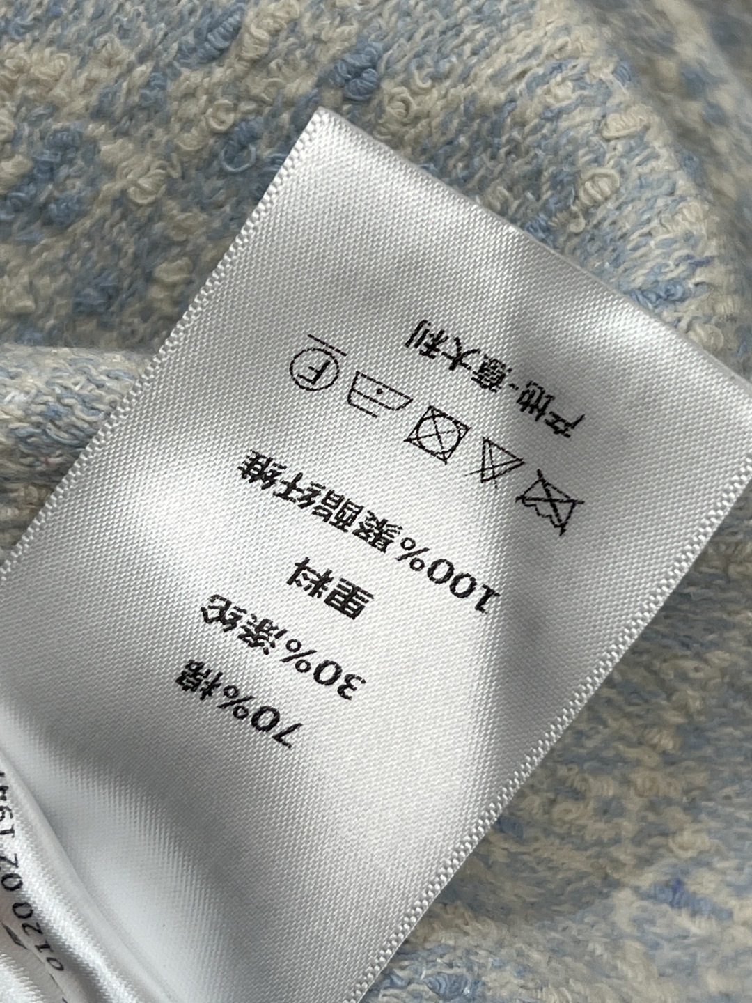 D家 25秋冬新款 翻领粗花呢外套 配色太高级贵气了 经典的翻领外套 立体修身剪裁 搭配CD珍珠纽扣装饰