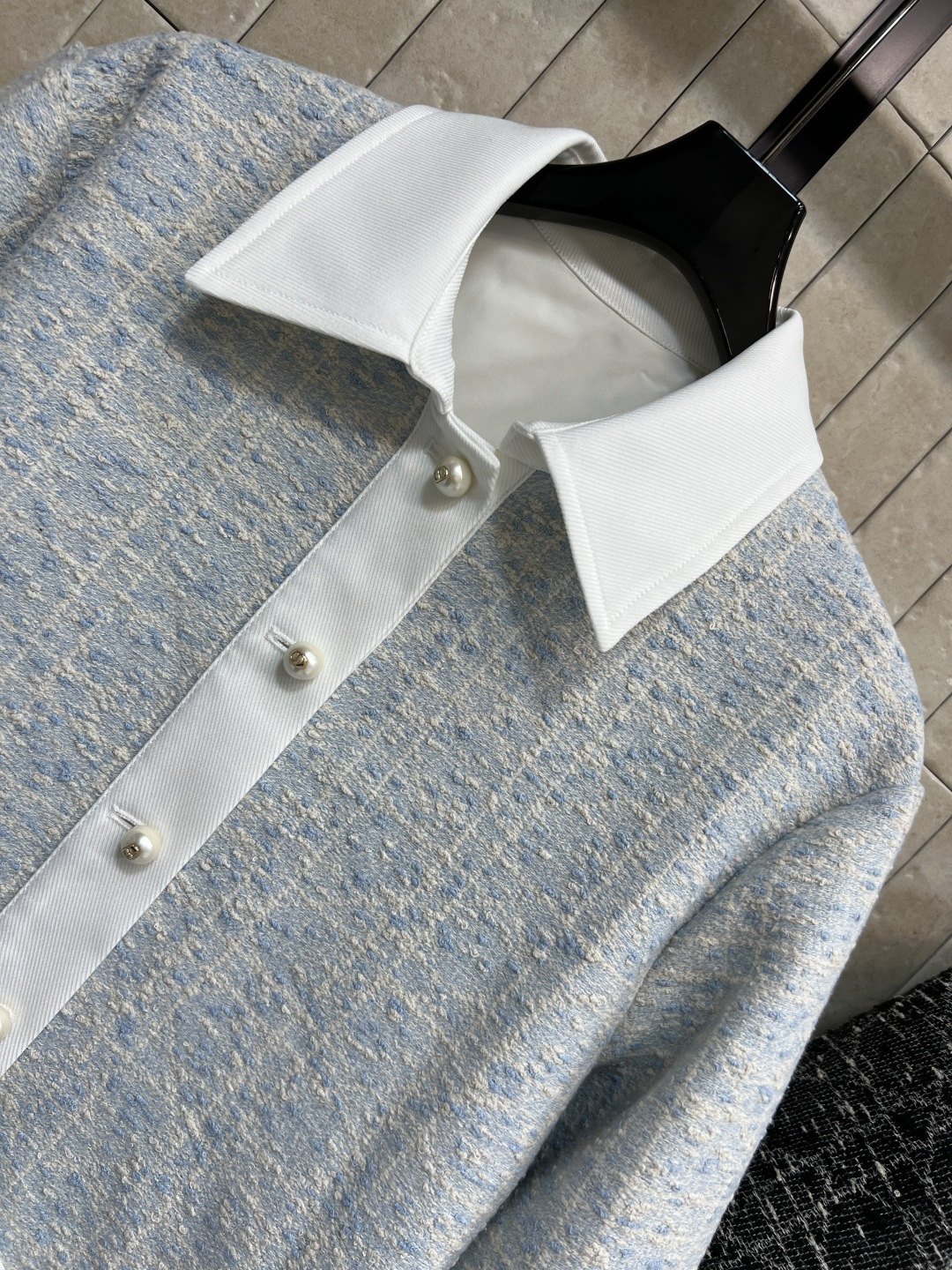 D家 25秋冬新款 翻领粗花呢外套 配色太高级贵气了 经典的翻领外套 立体修身剪裁 搭配CD珍珠纽扣装饰