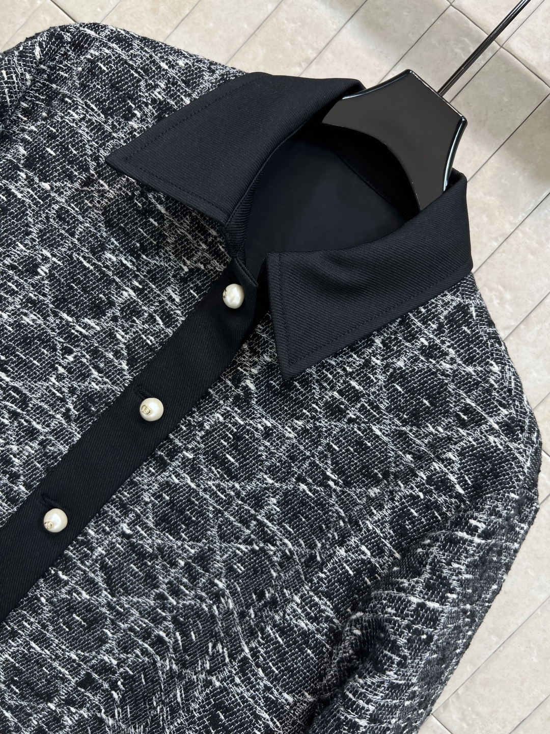 D家 25秋冬新款 翻领粗花呢外套 配色太高级贵气了 经典的翻领外套 立体修身剪裁 搭配CD珍珠纽扣装饰