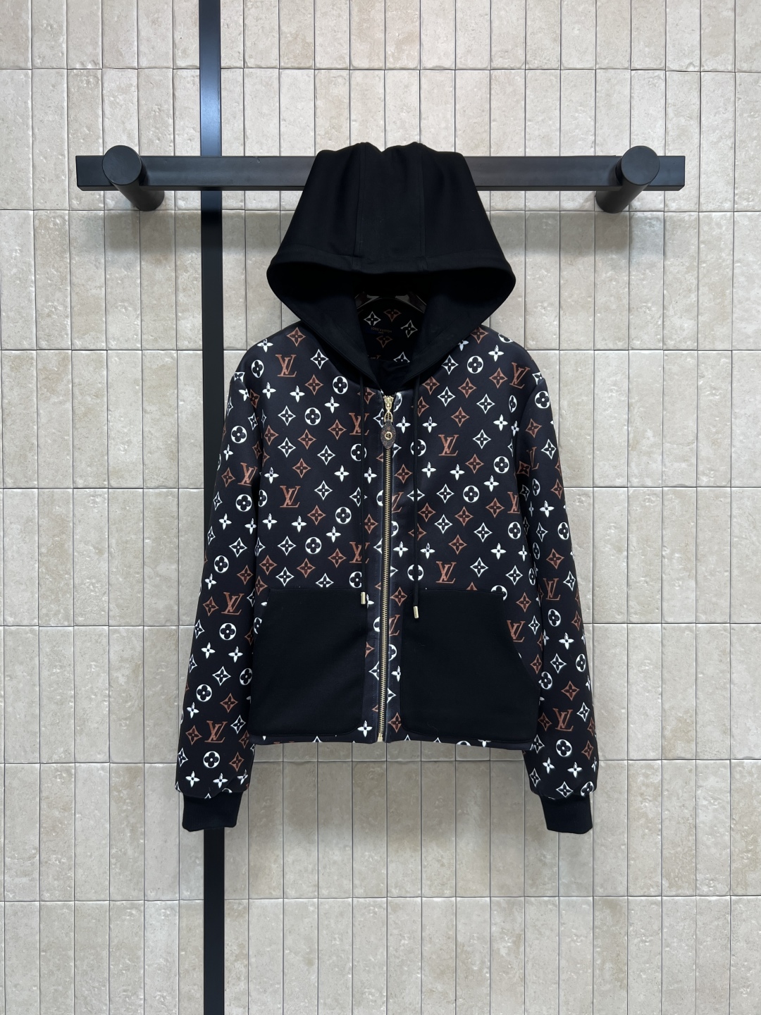 L家 25秋冬新款 彩色logo印花休闲连帽外套 日常休闲运动都可以 连帽卫衣拉链外套 上身帅气又时髦有