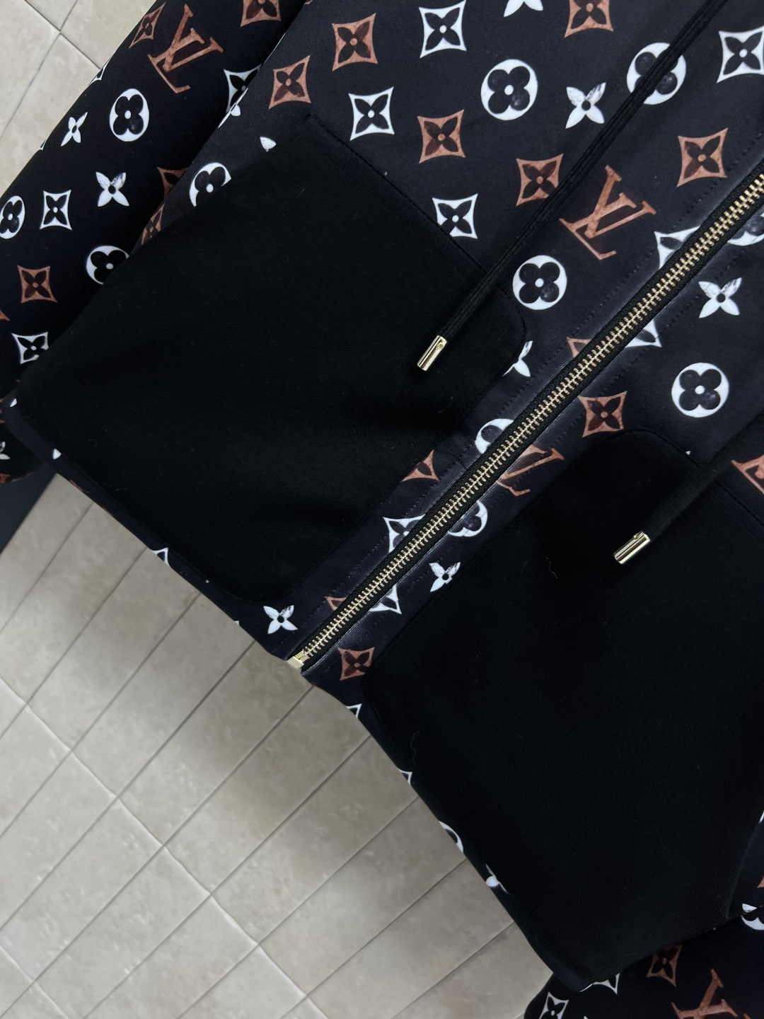 L家 25秋冬新款 彩色logo印花休闲连帽外套 日常休闲运动都可以 连帽卫衣拉链外套 上身帅气又时髦有