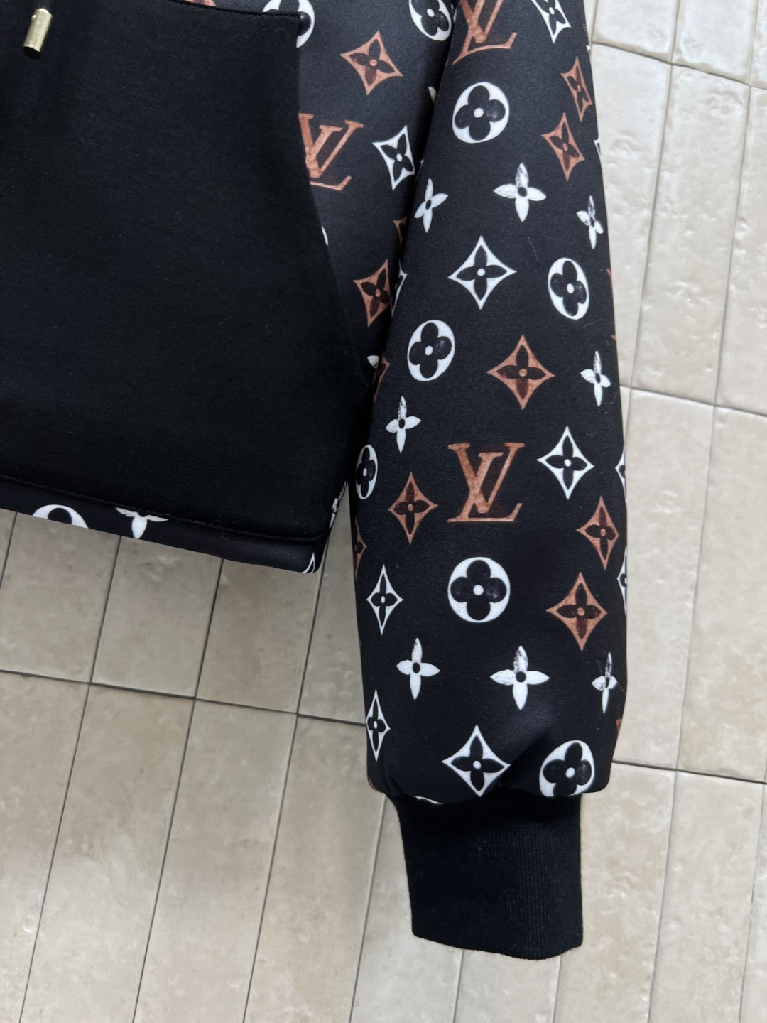 L家 25秋冬新款 彩色logo印花休闲连帽外套 日常休闲运动都可以 连帽卫衣拉链外套 上身帅气又时髦有