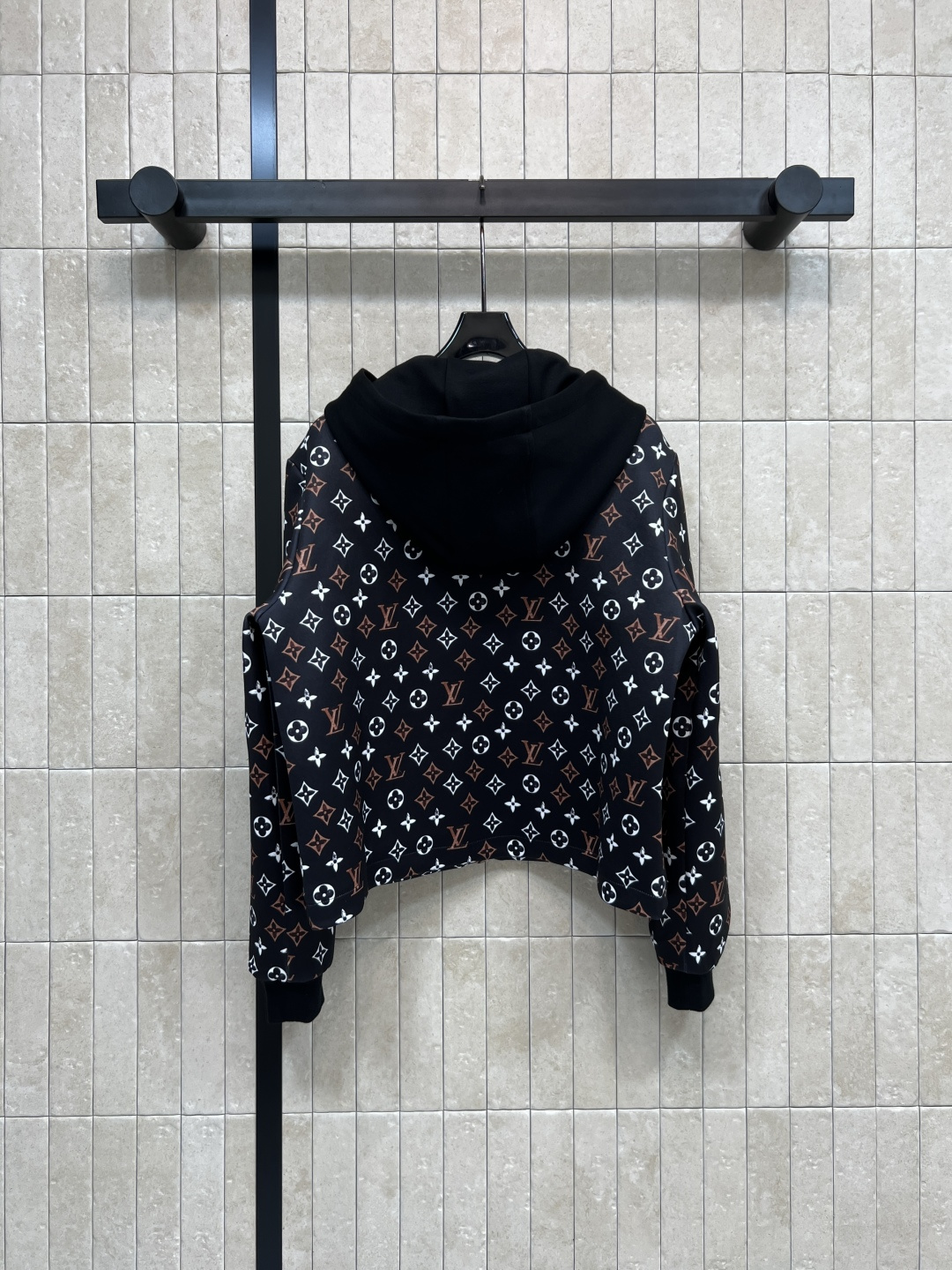 L家 25秋冬新款 彩色logo印花休闲连帽外套 日常休闲运动都可以 连帽卫衣拉链外套 上身帅气又时髦有