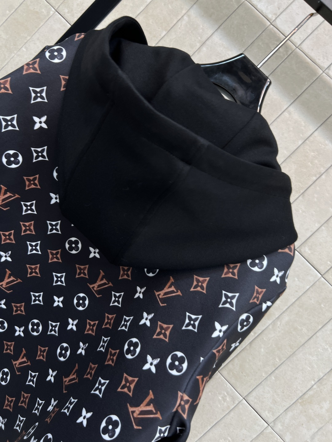 L家 25秋冬新款 彩色logo印花休闲连帽外套 日常休闲运动都可以 连帽卫衣拉链外套 上身帅气又时髦有