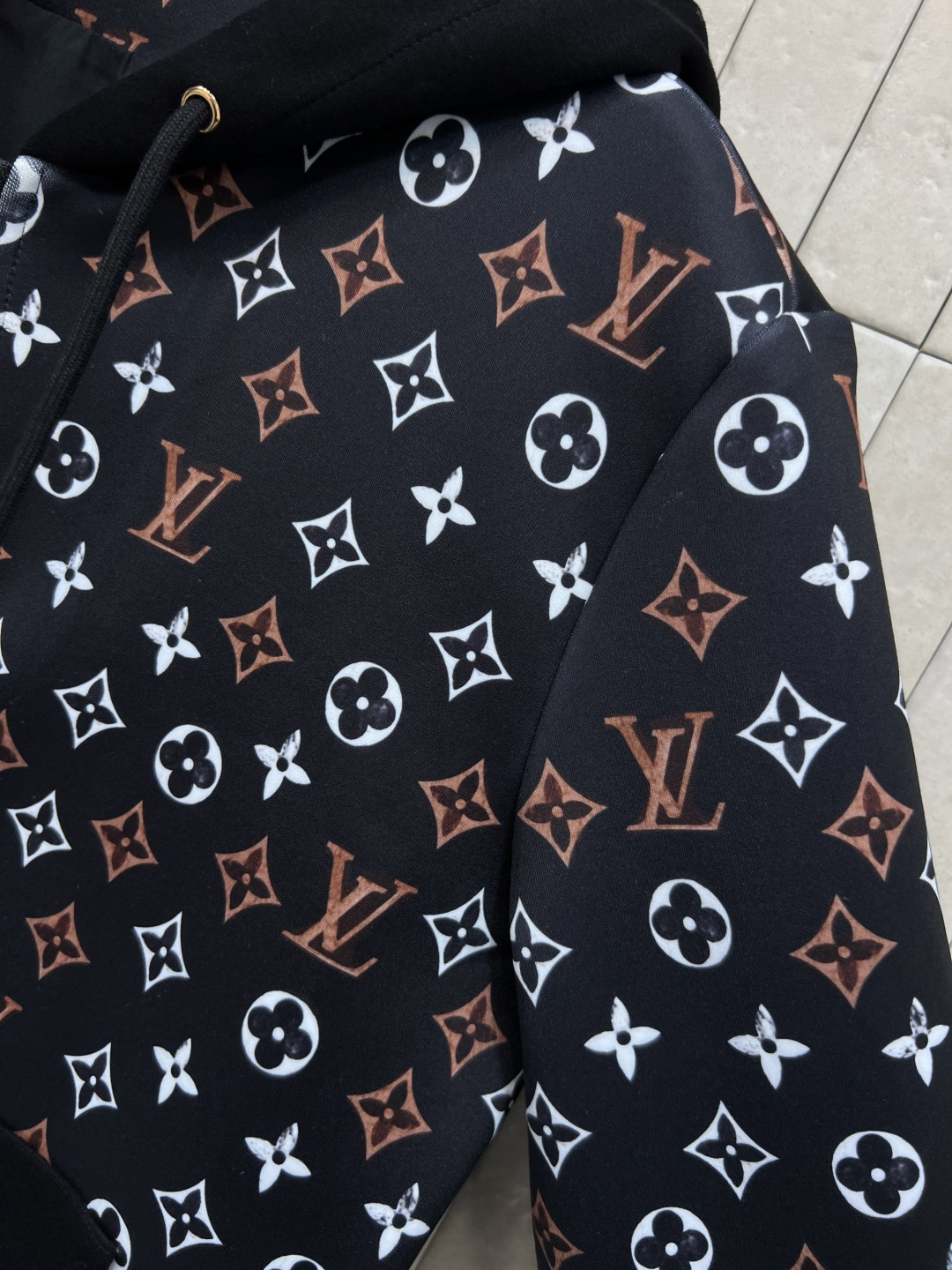 L家 25秋冬新款 彩色logo印花休闲连帽外套 日常休闲运动都可以 连帽卫衣拉链外套 上身帅气又时髦有