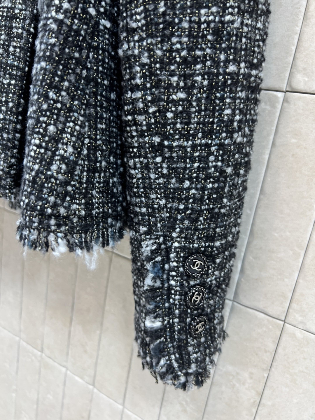 小香家 25秋冬新款 粗花呢小香风外套 经典粗花呢材质柔软又保暖 圆领+正面纽扣 裙式下摆 优雅复古气质