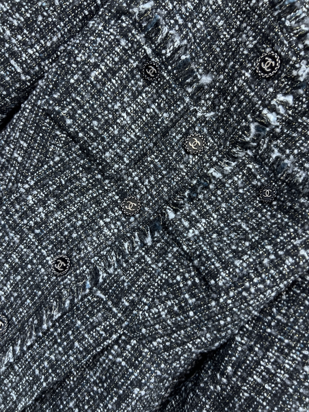 小香家 25秋冬新款 粗花呢小香风外套 经典粗花呢材质柔软又保暖 圆领+正面纽扣 裙式下摆 优雅复古气质