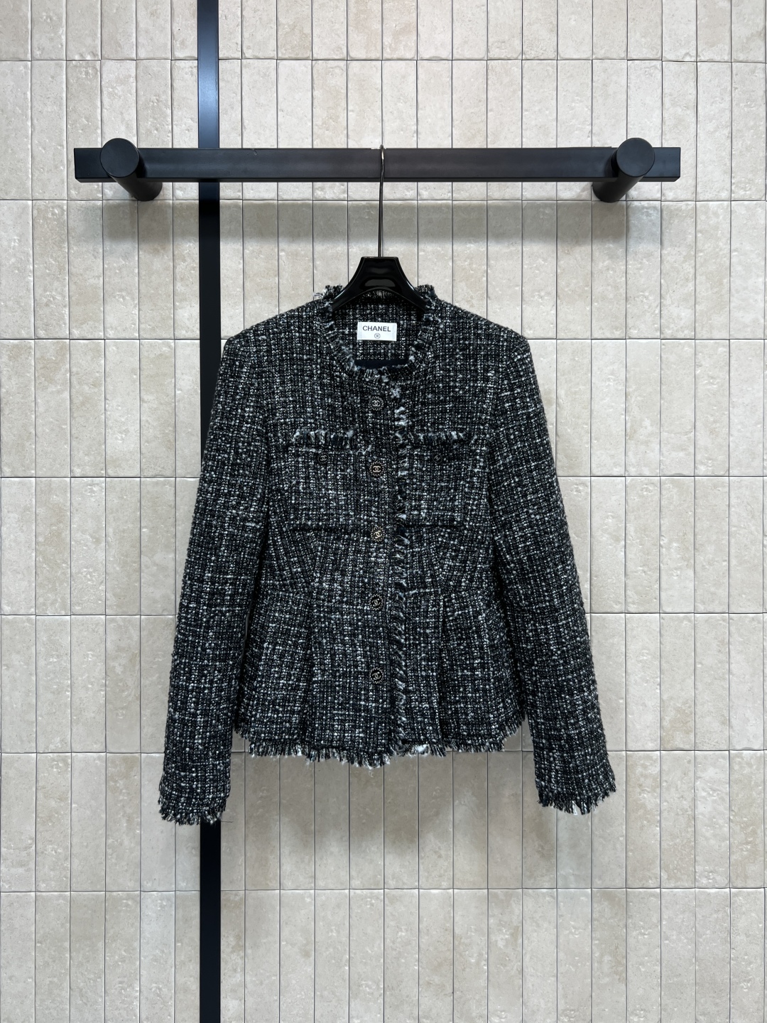 小香家 25秋冬新款 粗花呢小香风外套 经典粗花呢材质柔软又保暖 圆领+正面纽扣 裙式下摆 优雅复古气质