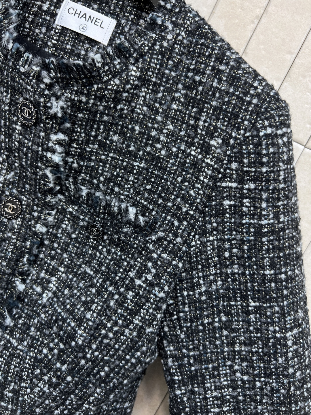 小香家 25秋冬新款 粗花呢小香风外套 经典粗花呢材质柔软又保暖 圆领+正面纽扣 裙式下摆 优雅复古气质