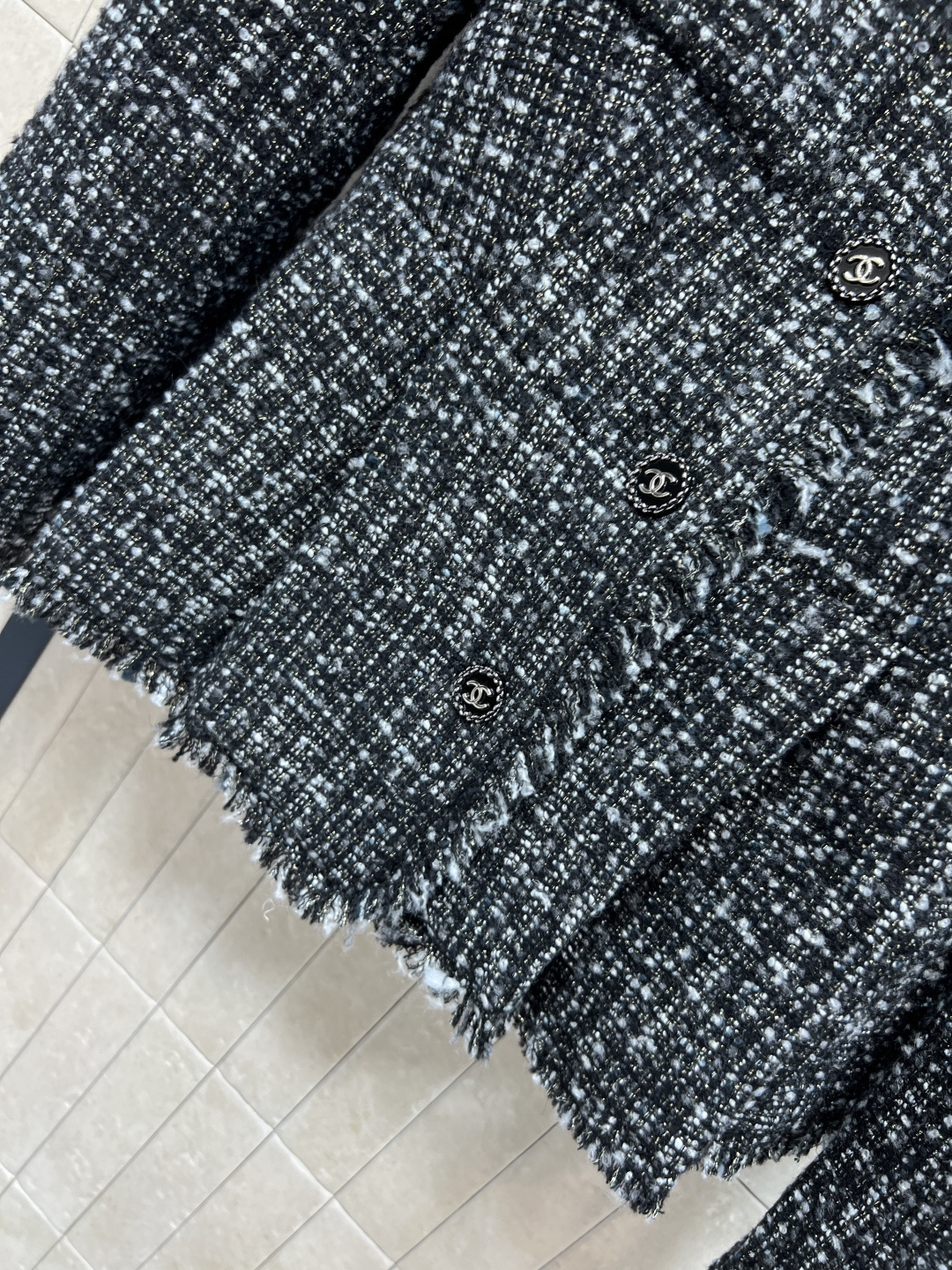 小香家 25秋冬新款 粗花呢小香风外套 经典粗花呢材质柔软又保暖 圆领+正面纽扣 裙式下摆 优雅复古气质