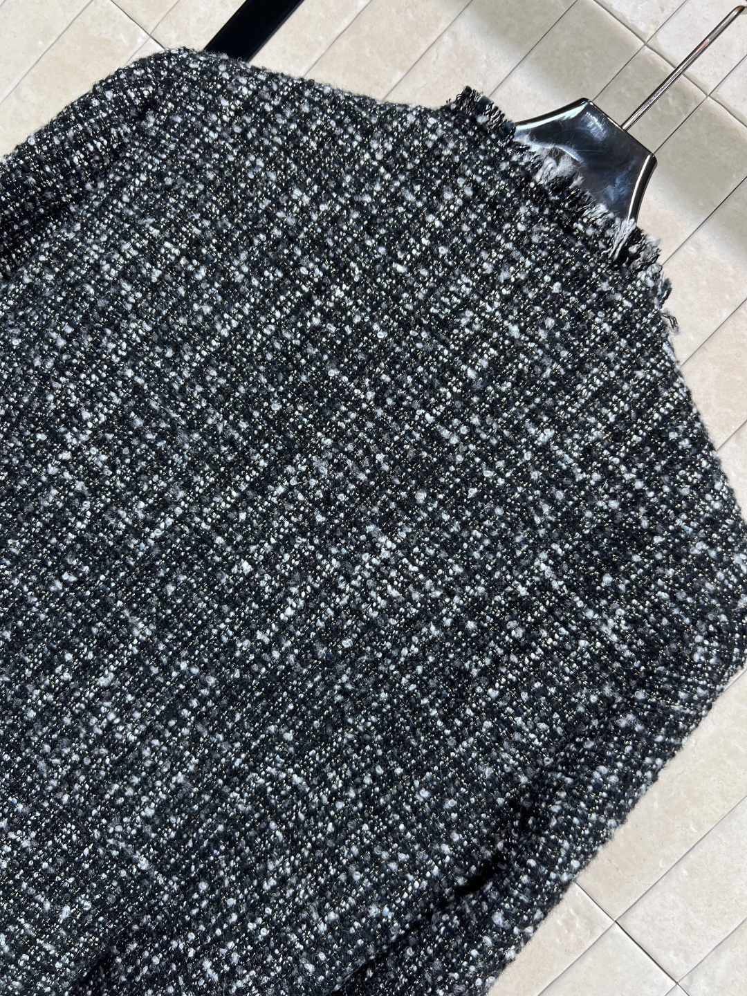 小香家 25秋冬新款 粗花呢小香风外套 经典粗花呢材质柔软又保暖 圆领+正面纽扣 裙式下摆 优雅复古气质