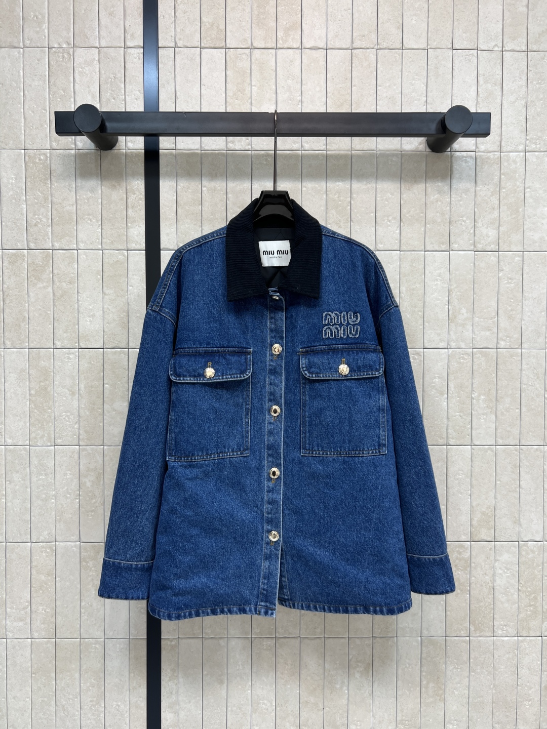 MIU家 25秋冬新款 灯芯绒翻领牛仔棉服 中长款设计 亮眼装饰灯芯绒衣领 袖口设计 进口机器衍缝工艺 