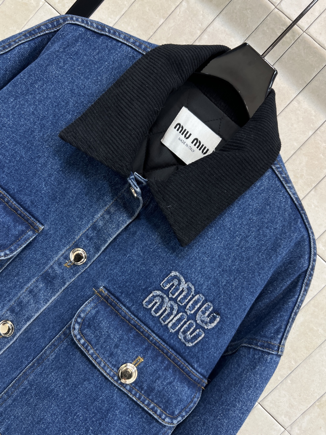 MIU家 25秋冬新款 灯芯绒翻领牛仔棉服 中长款设计 亮眼装饰灯芯绒衣领 袖口设计 进口机器衍缝工艺 
