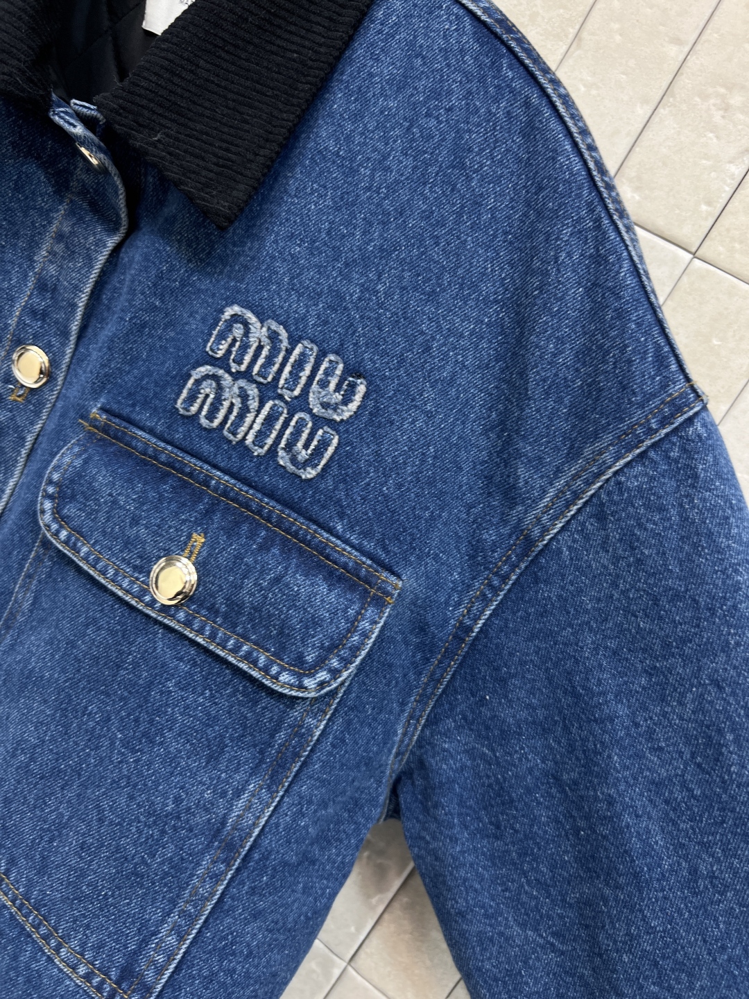 MIU家 25秋冬新款 灯芯绒翻领牛仔棉服 中长款设计 亮眼装饰灯芯绒衣领 袖口设计 进口机器衍缝工艺 