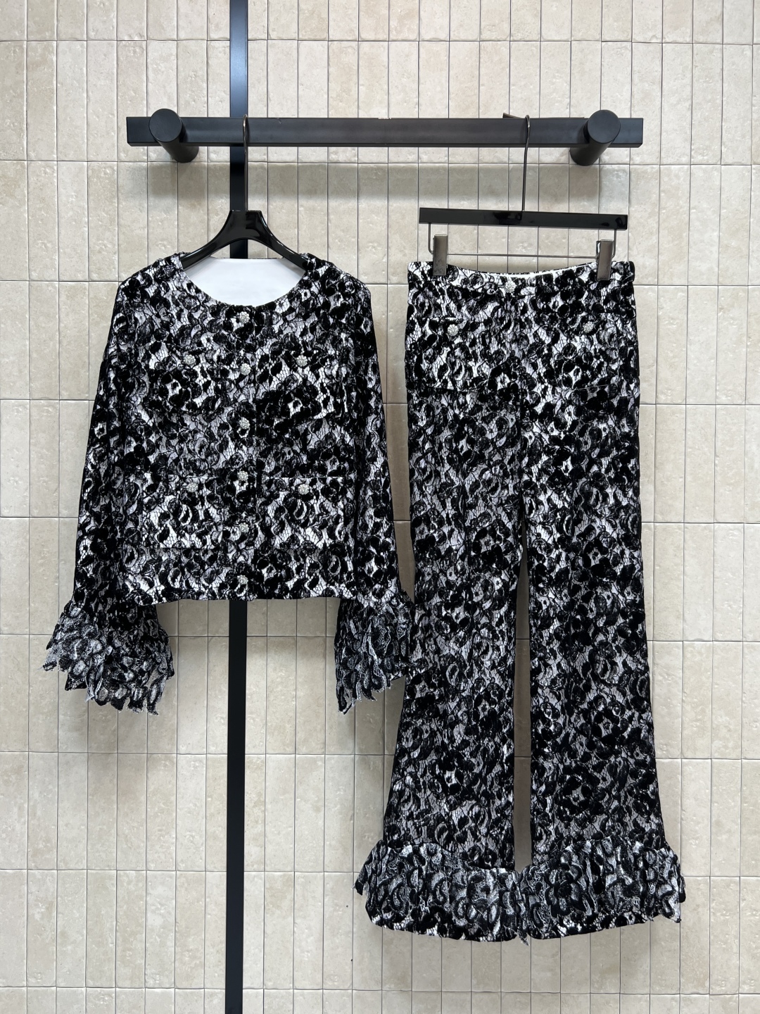 小香家 25秋冬新款 蕾丝时髦套装 圆领喇叭袖上衣+高腰阔腿裤 黑色蕾丝 优雅又高级产 上衣宽松喇叭袖 