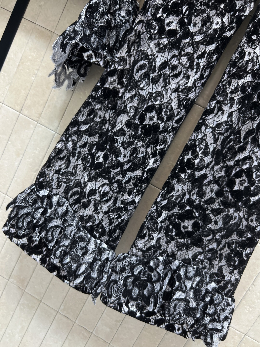 小香家 25秋冬新款 蕾丝时髦套装 圆领喇叭袖上衣+高腰阔腿裤 黑色蕾丝 优雅又高级产 上衣宽松喇叭袖 