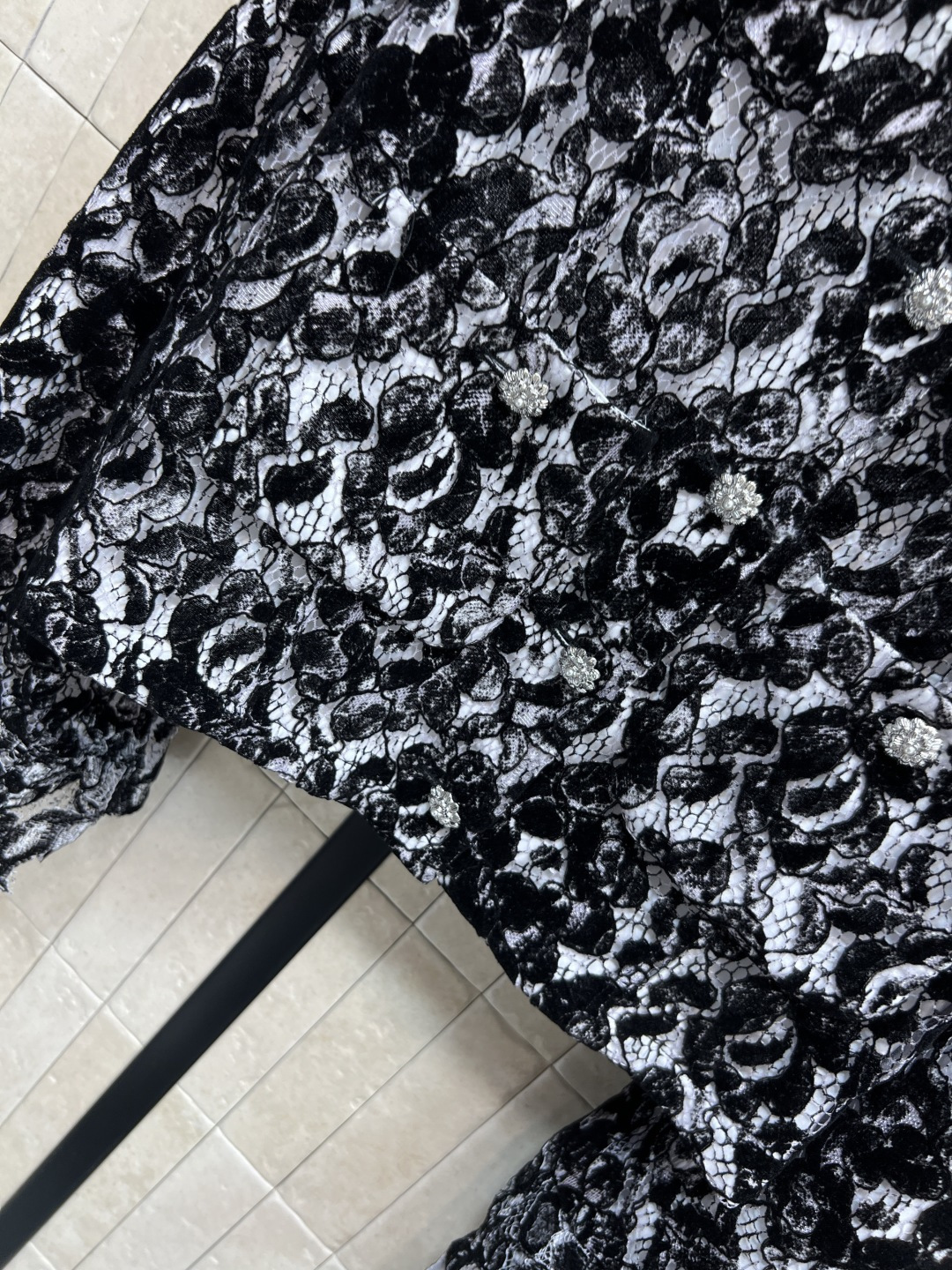 小香家 25秋冬新款 蕾丝时髦套装 圆领喇叭袖上衣+高腰阔腿裤 黑色蕾丝 优雅又高级产 上衣宽松喇叭袖 