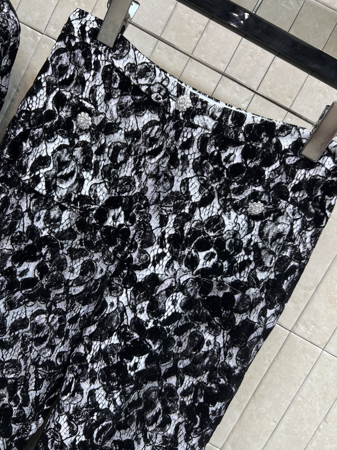 小香家 25秋冬新款 蕾丝时髦套装 圆领喇叭袖上衣+高腰阔腿裤 黑色蕾丝 优雅又高级产 上衣宽松喇叭袖 