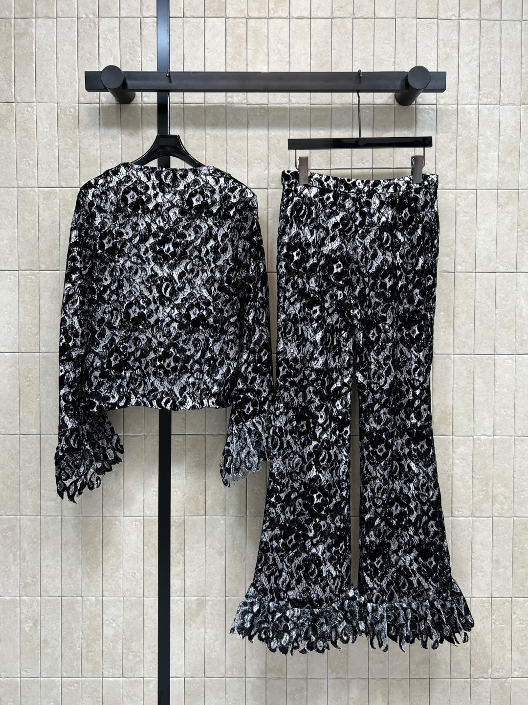 小香家 25秋冬新款 蕾丝时髦套装 圆领喇叭袖上衣+高腰阔腿裤 黑色蕾丝 优雅又高级产 上衣宽松喇叭袖 