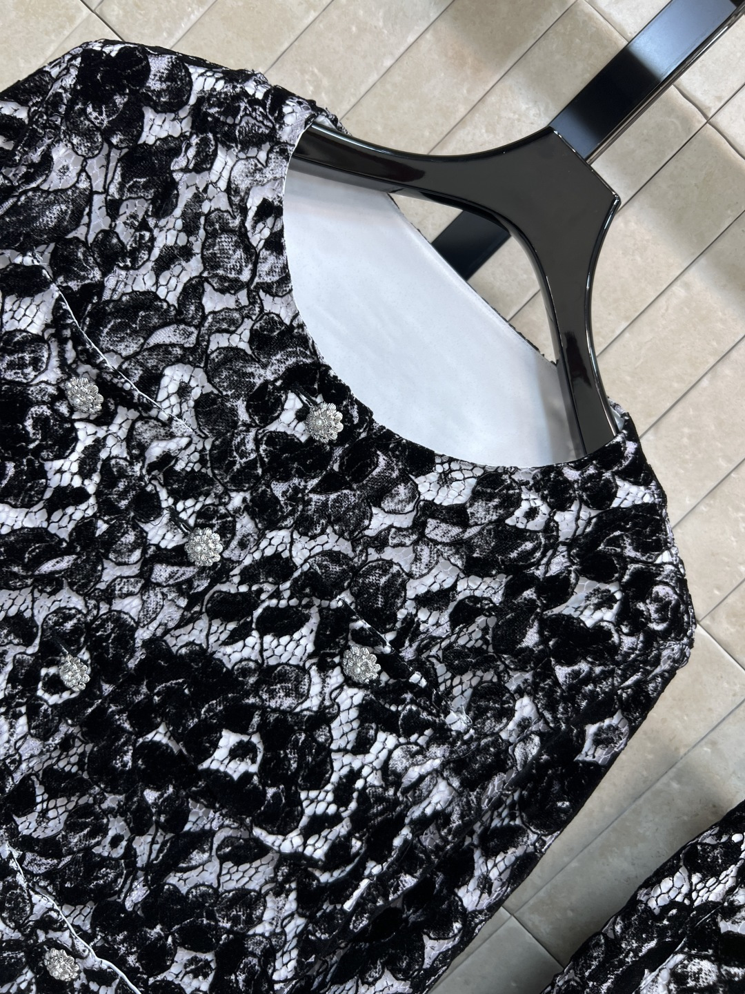 小香家 25秋冬新款 蕾丝时髦套装 圆领喇叭袖上衣+高腰阔腿裤 黑色蕾丝 优雅又高级产 上衣宽松喇叭袖 