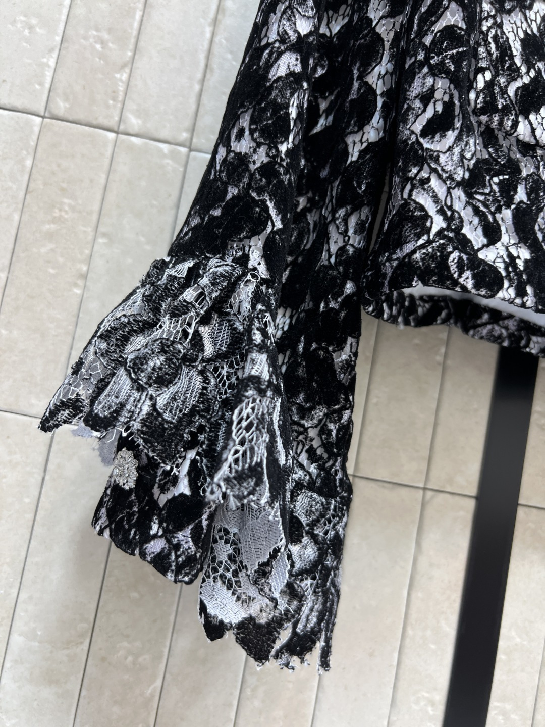 小香家 25秋冬新款 蕾丝时髦套装 圆领喇叭袖上衣+高腰阔腿裤 黑色蕾丝 优雅又高级产 上衣宽松喇叭袖 