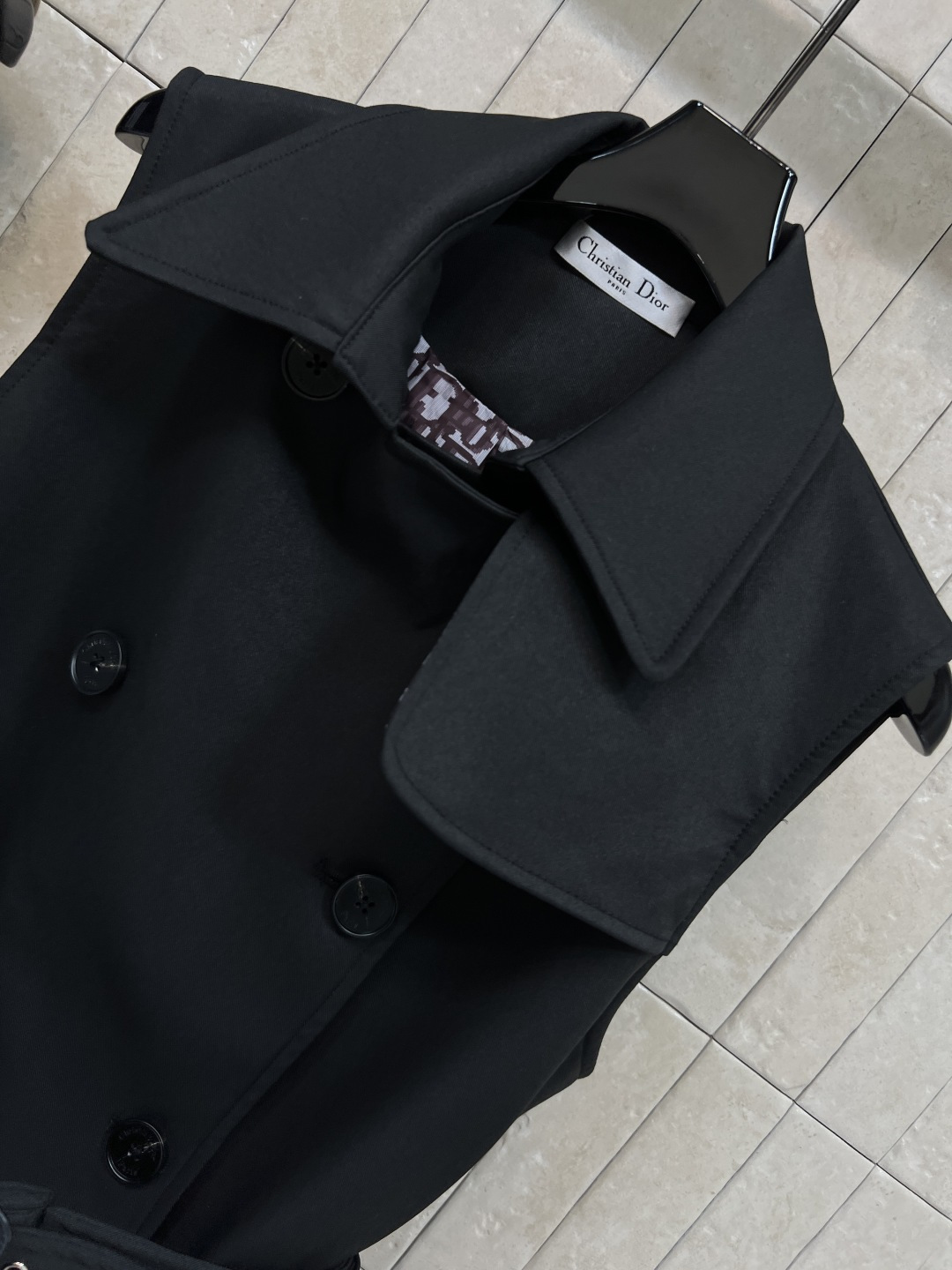 D家 25秋冬新款 无袖风衣马甲外套 无袖马甲设计 更具可能性 可打造多种风格 现代风优雅完美融合 双排