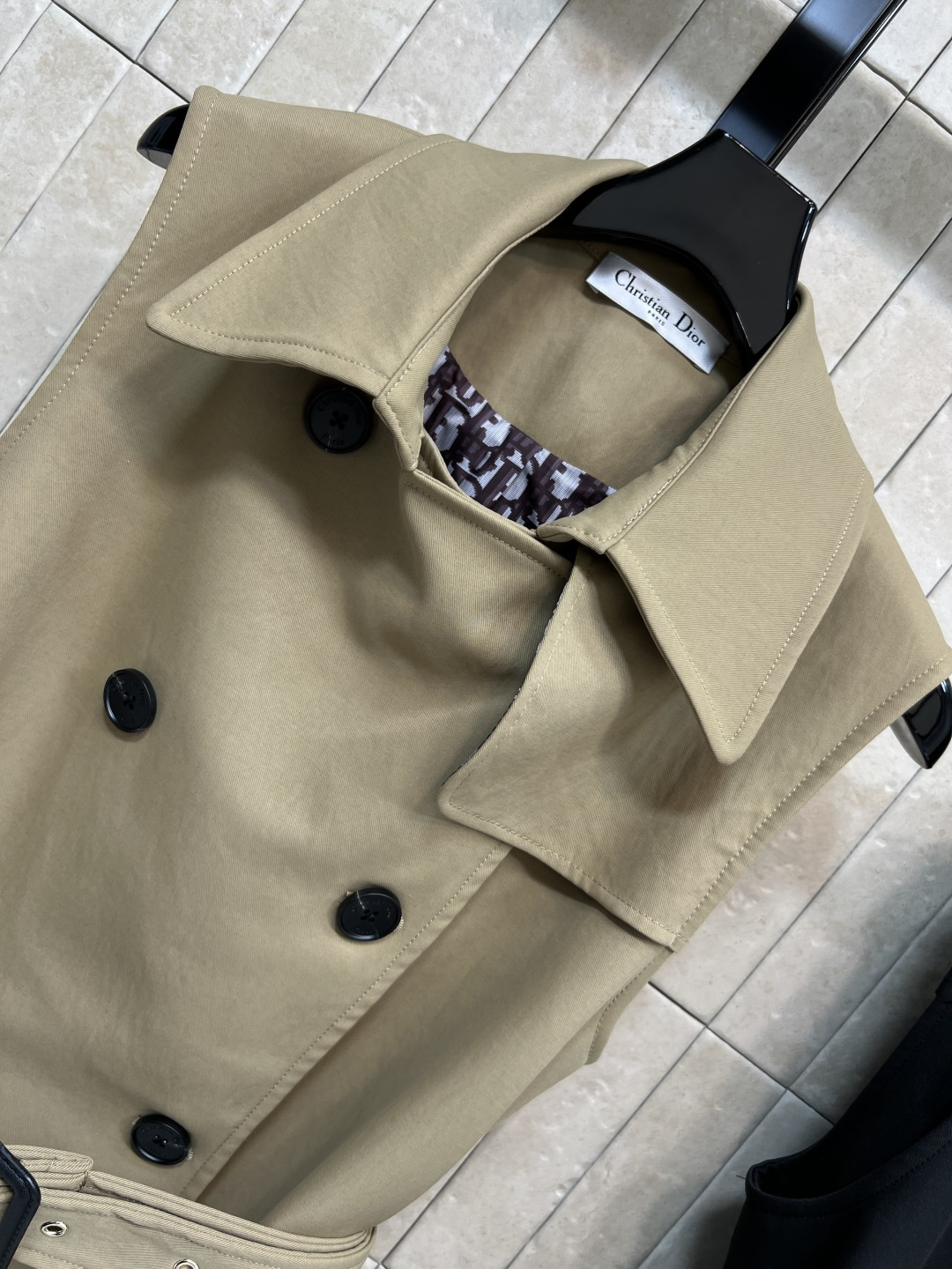 D家 25秋冬新款 无袖风衣马甲外套 无袖马甲设计 更具可能性 可打造多种风格 现代风优雅完美融合 双排