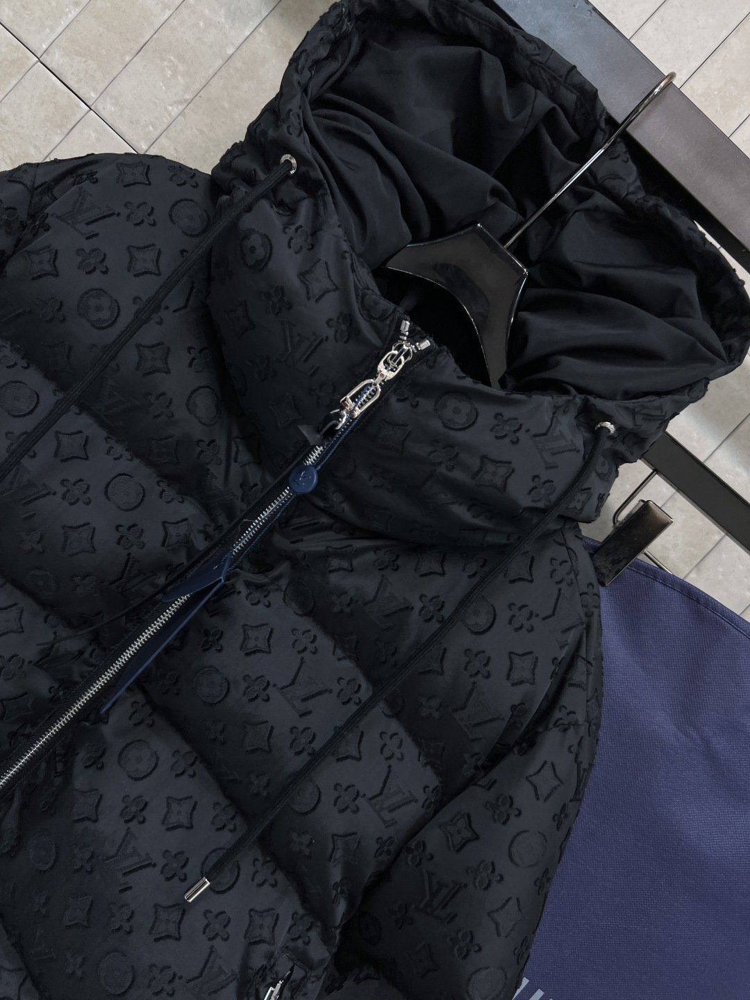 L家 25秋冬新款 连帽短款植绒老花羽绒服 短款面包羽绒服 精致小巧 小个子也 能轻松驾驭 上身巨显高级