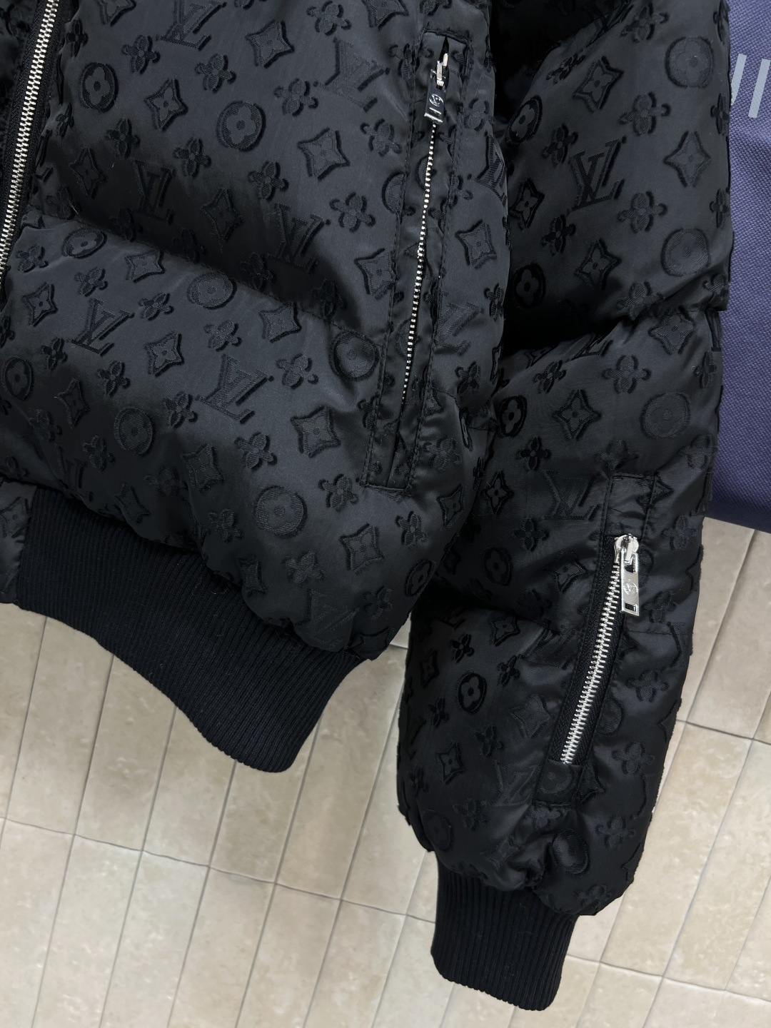 L家 25秋冬新款 连帽短款植绒老花羽绒服 短款面包羽绒服 精致小巧 小个子也 能轻松驾驭 上身巨显高级