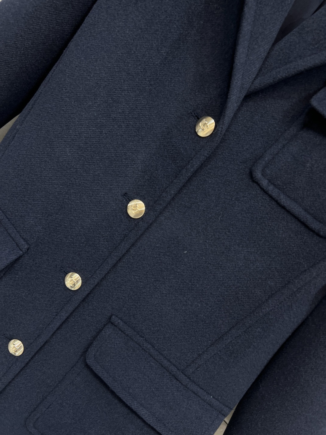 小香家 25秋冬新款 翻领单排扣羊毛大衣 面料质感超赞 亲肤舒适有重量 贴布口袋 点缀logo单排金色纽