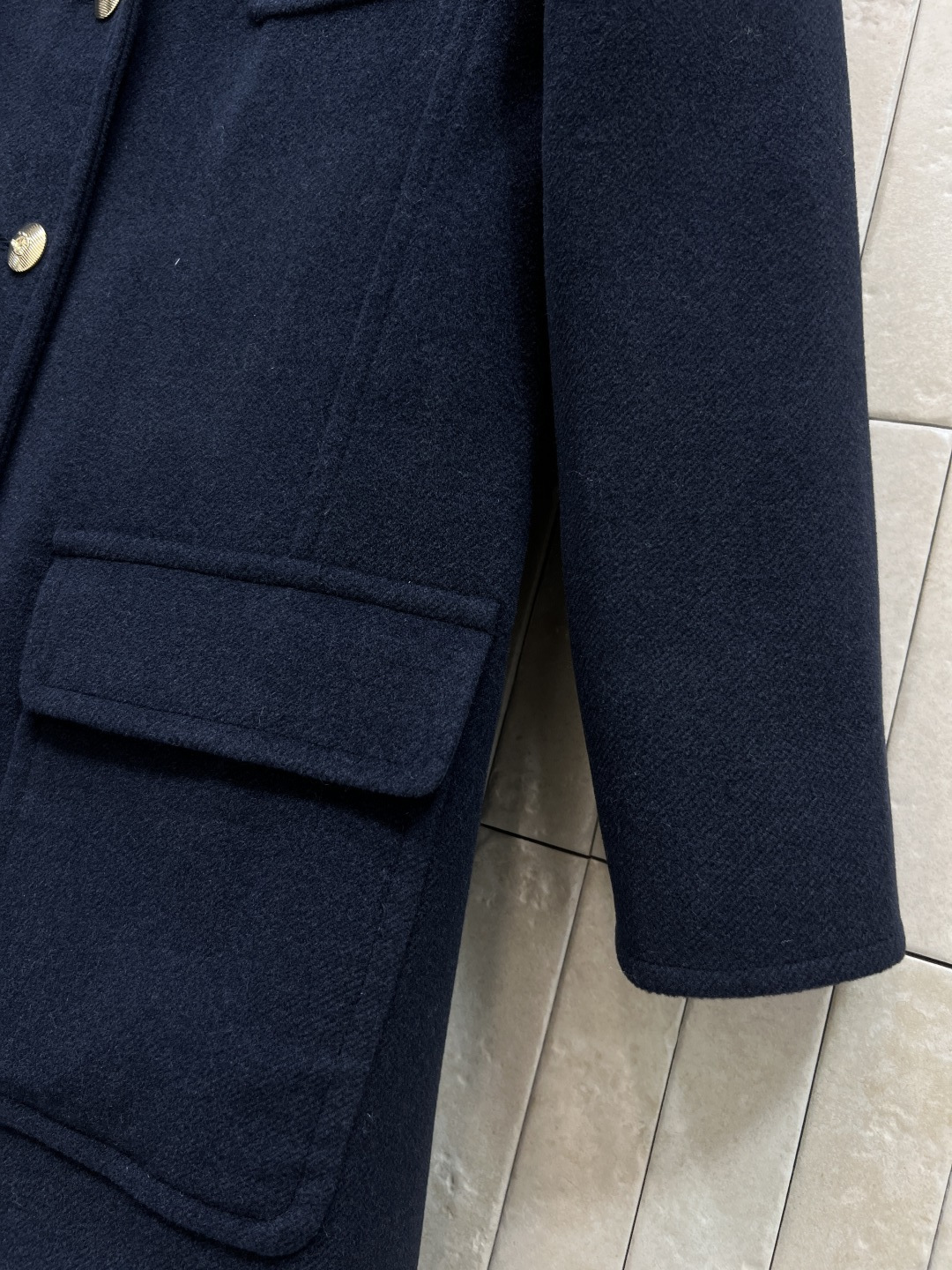 小香家 25秋冬新款 翻领单排扣羊毛大衣 面料质感超赞 亲肤舒适有重量 贴布口袋 点缀logo单排金色纽