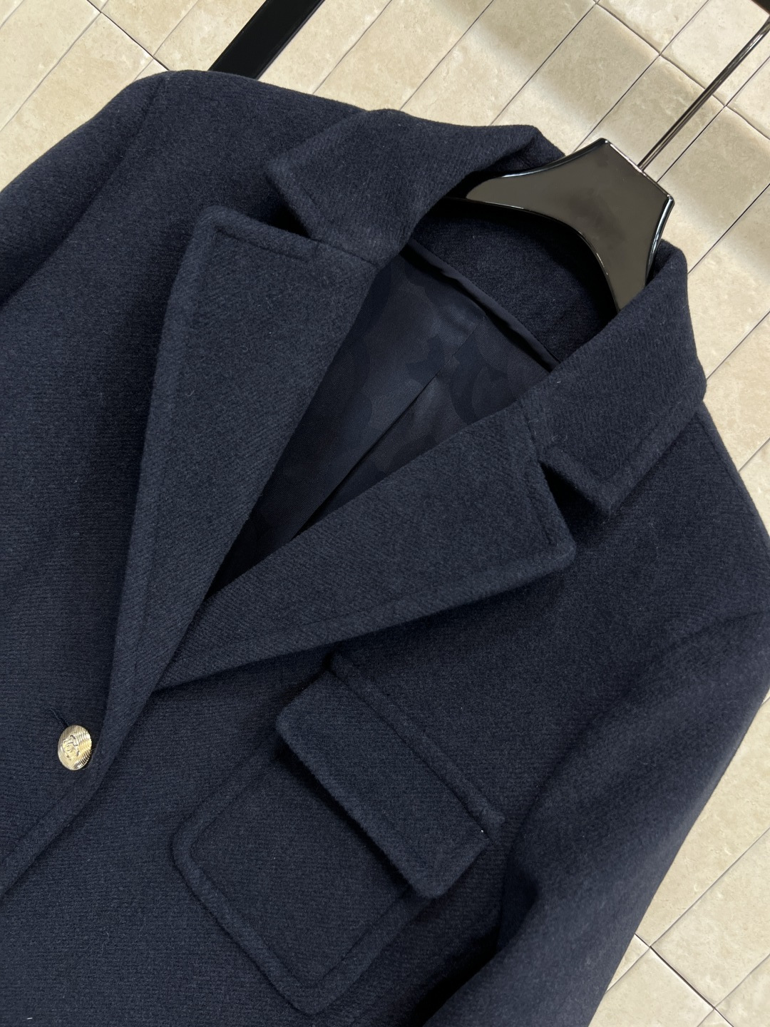 小香家 25秋冬新款 翻领单排扣羊毛大衣 面料质感超赞 亲肤舒适有重量 贴布口袋 点缀logo单排金色纽