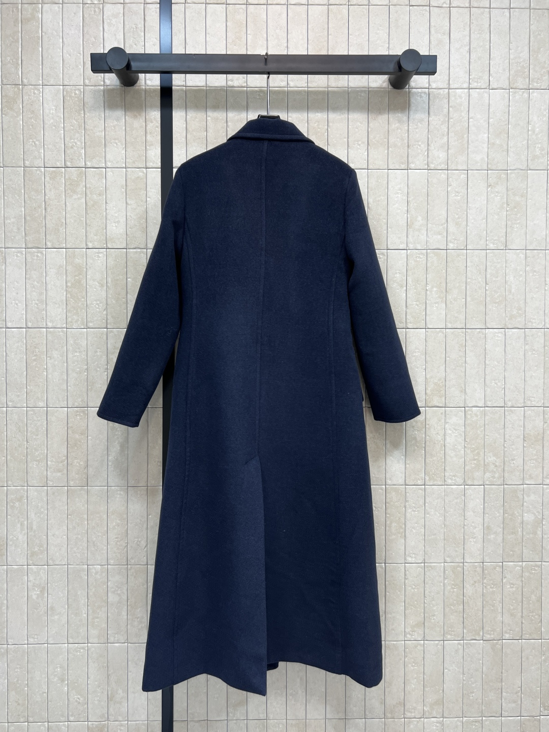 小香家 25秋冬新款 翻领单排扣羊毛大衣 面料质感超赞 亲肤舒适有重量 贴布口袋 点缀logo单排金色纽