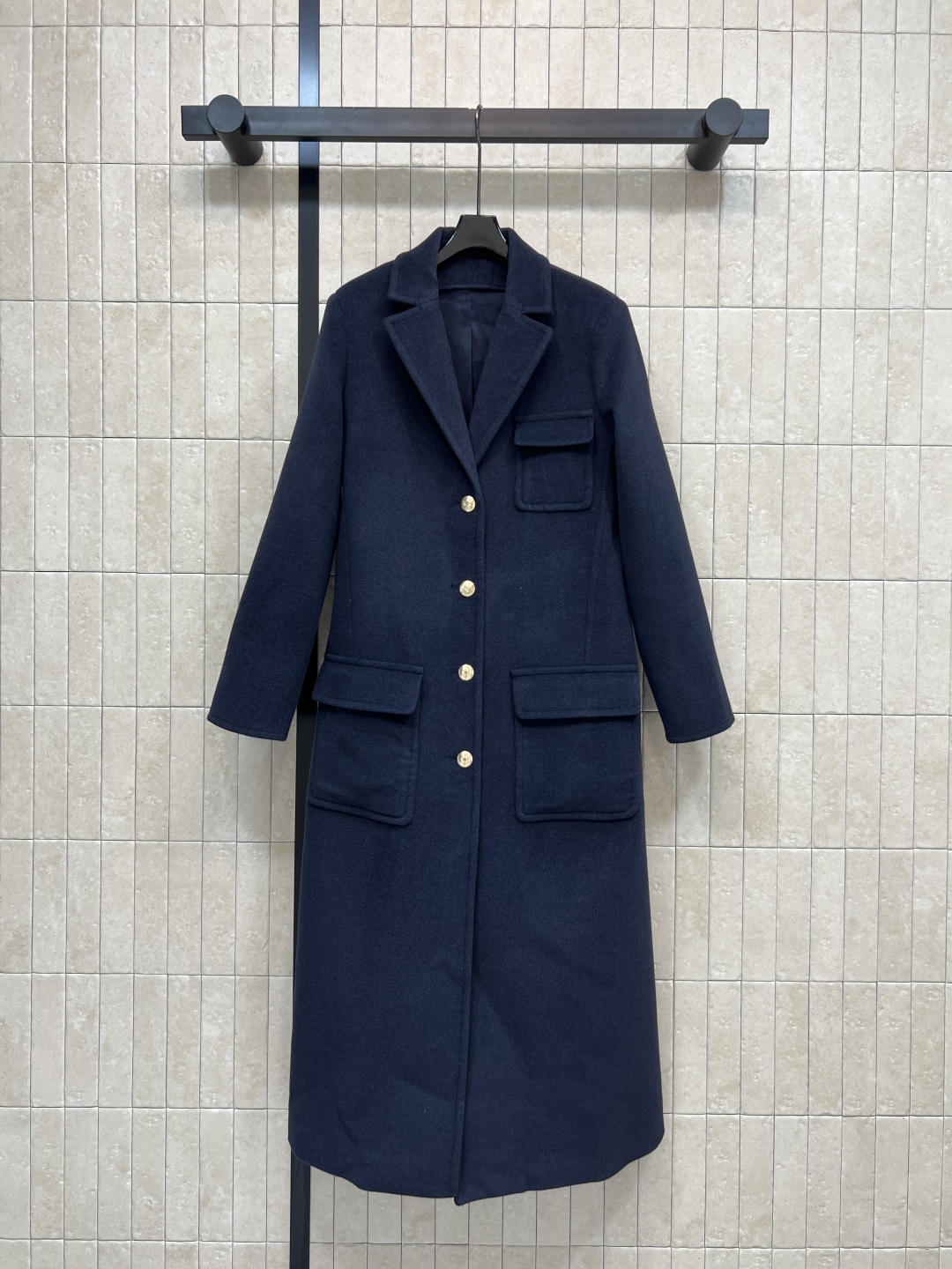 小香家 25秋冬新款 翻领单排扣羊毛大衣 面料质感超赞 亲肤舒适有重量 贴布口袋 点缀logo单排金色纽