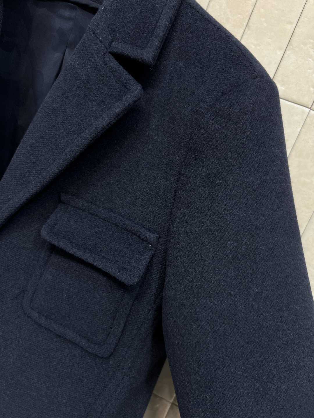 小香家 25秋冬新款 翻领单排扣羊毛大衣 面料质感超赞 亲肤舒适有重量 贴布口袋 点缀logo单排金色纽