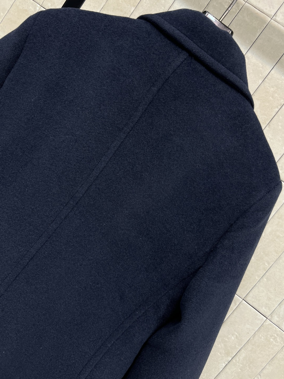 小香家 25秋冬新款 翻领单排扣羊毛大衣 面料质感超赞 亲肤舒适有重量 贴布口袋 点缀logo单排金色纽