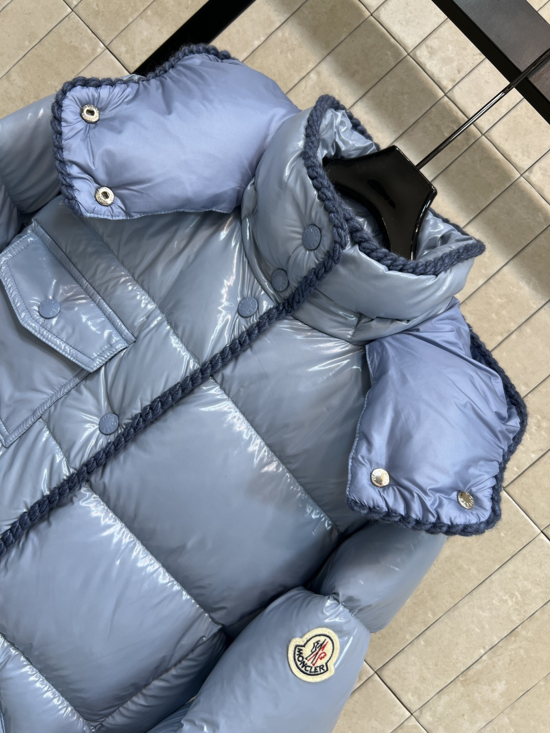 M家 25秋冬新款 编织饰边连帽羽绒服 可拆卸连帽立领面包版型 上身轻松拉长视觉比例 无敌显瘦显高 对于