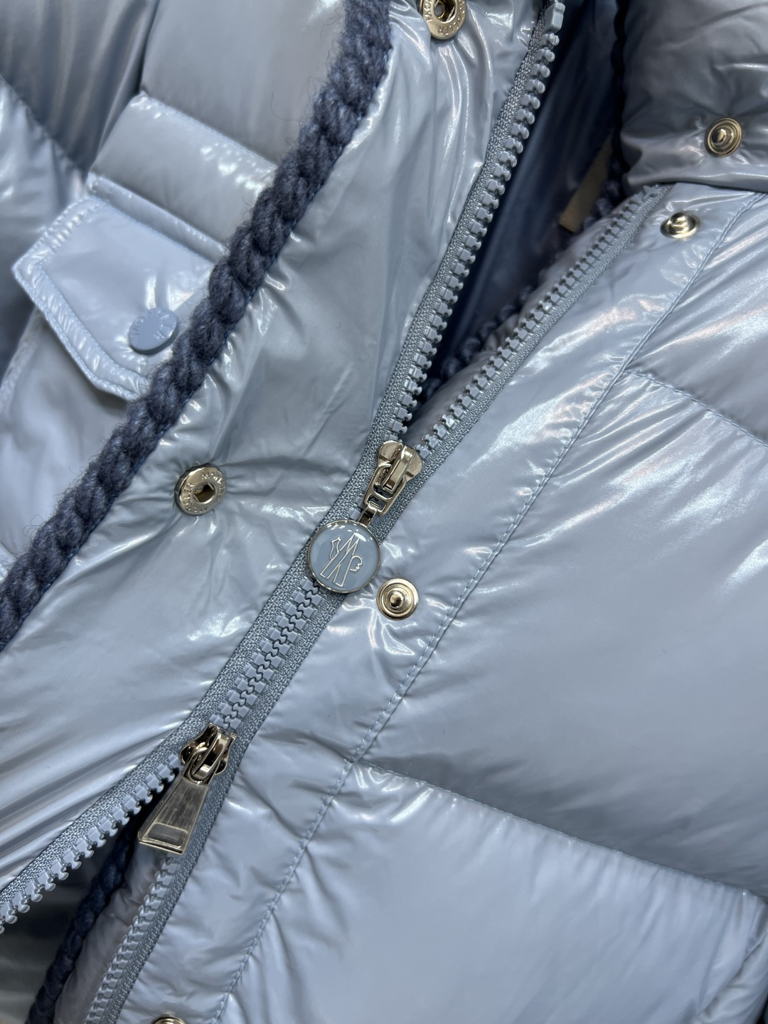 M家 25秋冬新款 编织饰边连帽羽绒服 可拆卸连帽立领面包版型 上身轻松拉长视觉比例 无敌显瘦显高 对于